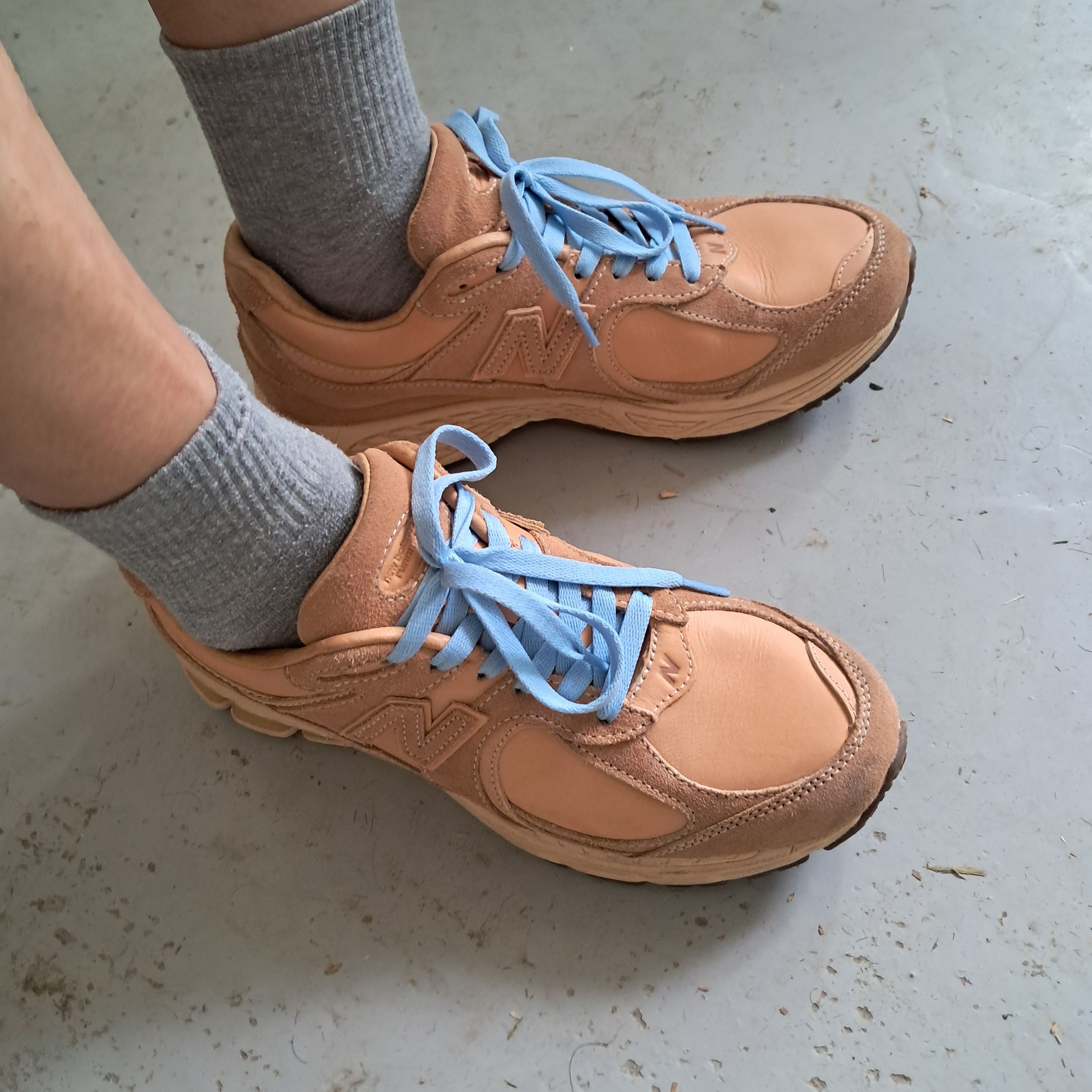 New Balance 2002R Premium Leather Pack Toast 착용 스타일 - 2