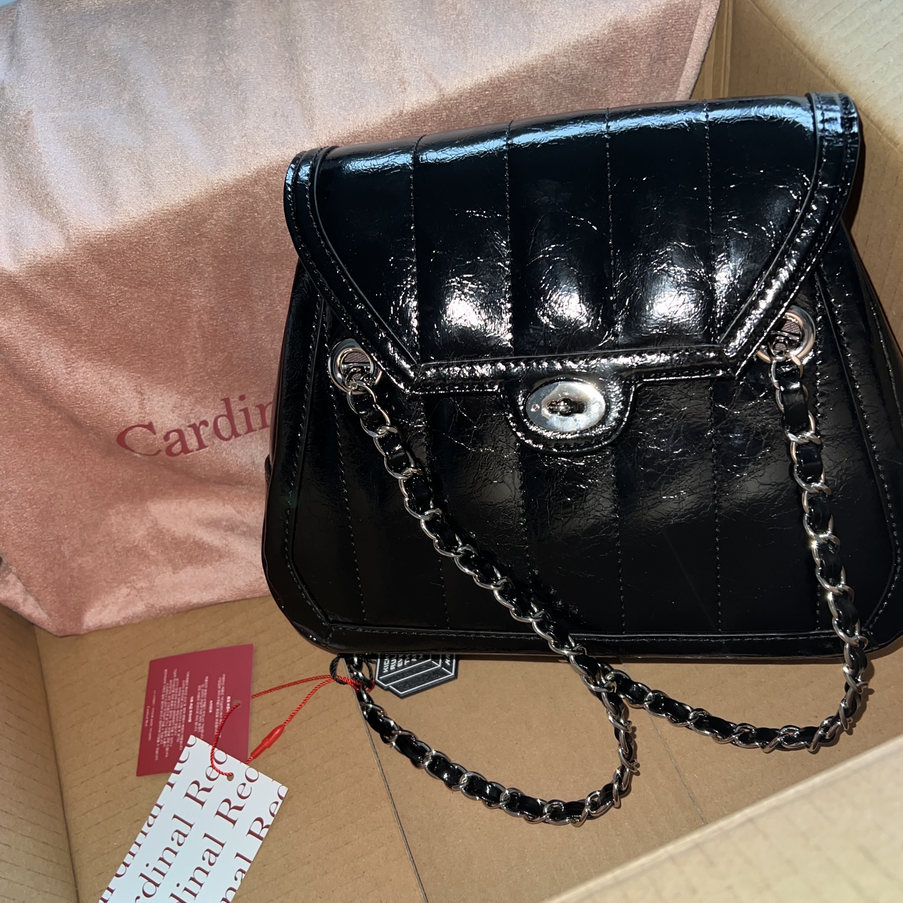 Cardinal Red Owl-Ro Bag Gloss Black 착용 스타일