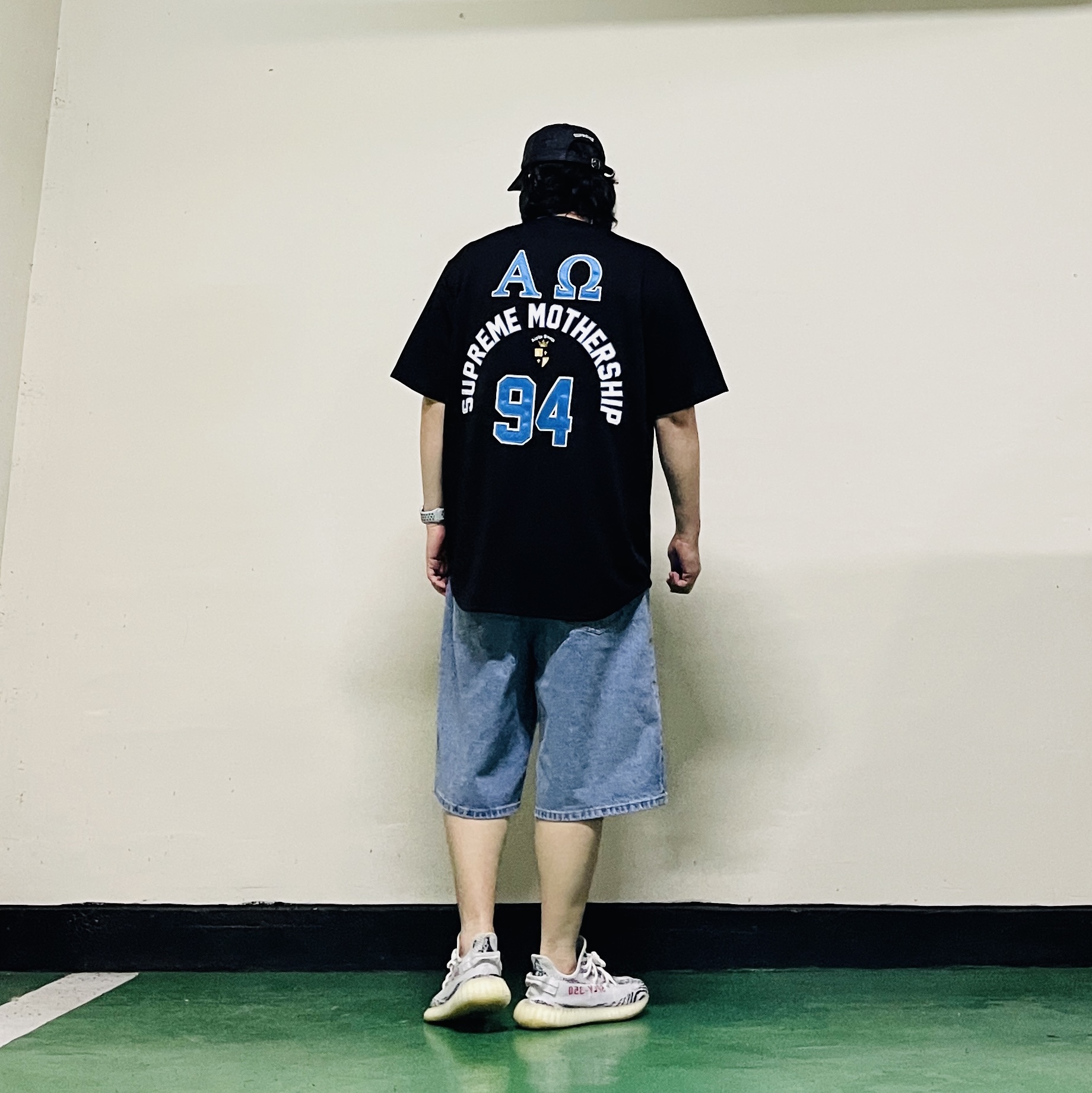 Supreme Alpha Omega Baseball Jersey Black - 24FW, Supreme Baggy Denim Short Washed Indigo - 26SS 착용 스타일 - 4