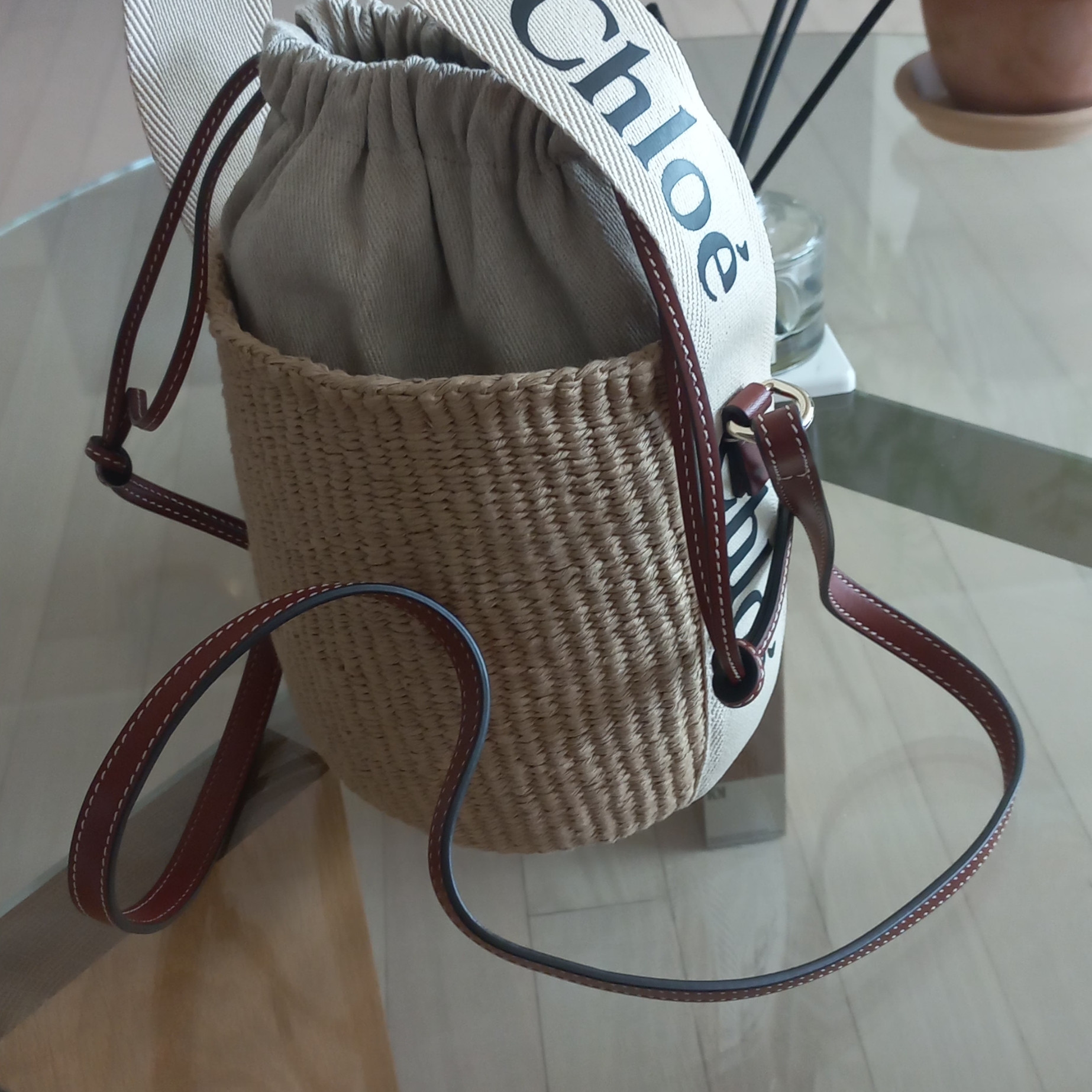 Chloe Small Woody Basket White 착용 스타일