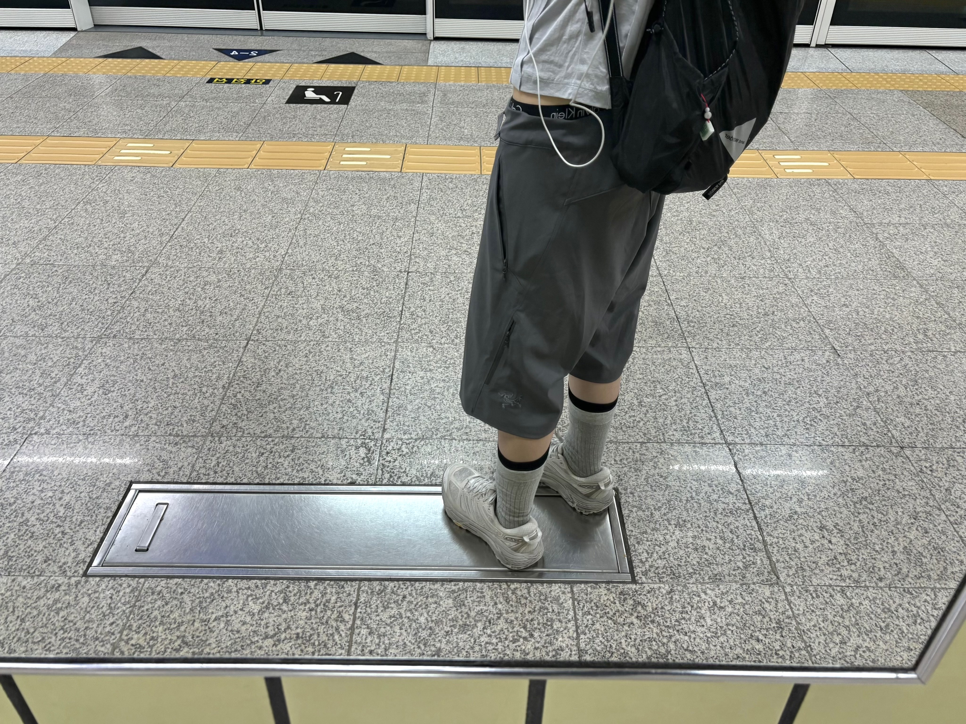 Hoka x Xlim Mafate Speed 2 TS Grey Foam, And Wander Sil Daypack Black 착용 스타일