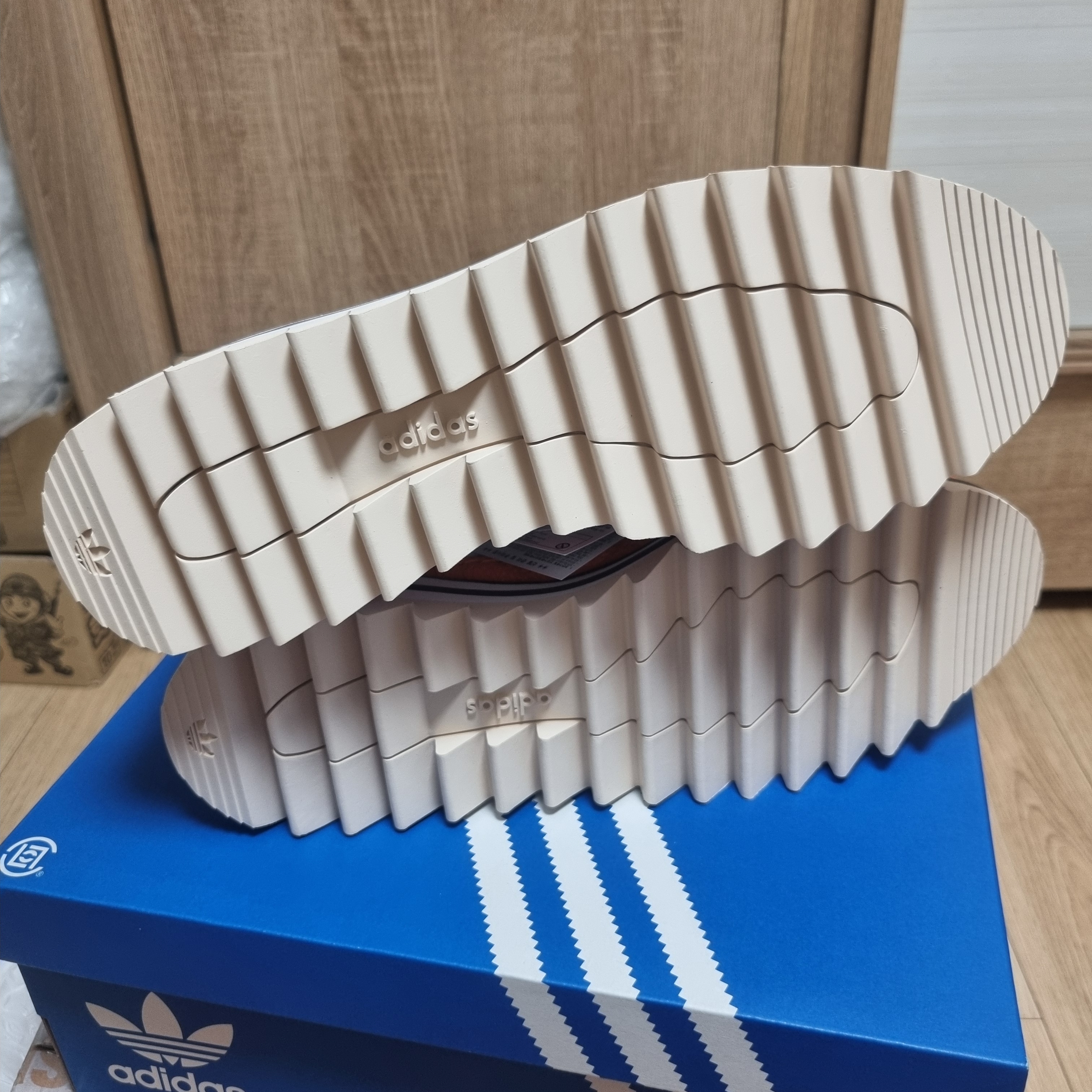 Adidas x Clot Superstar Footwear White Coffee 착용 스타일 - 5