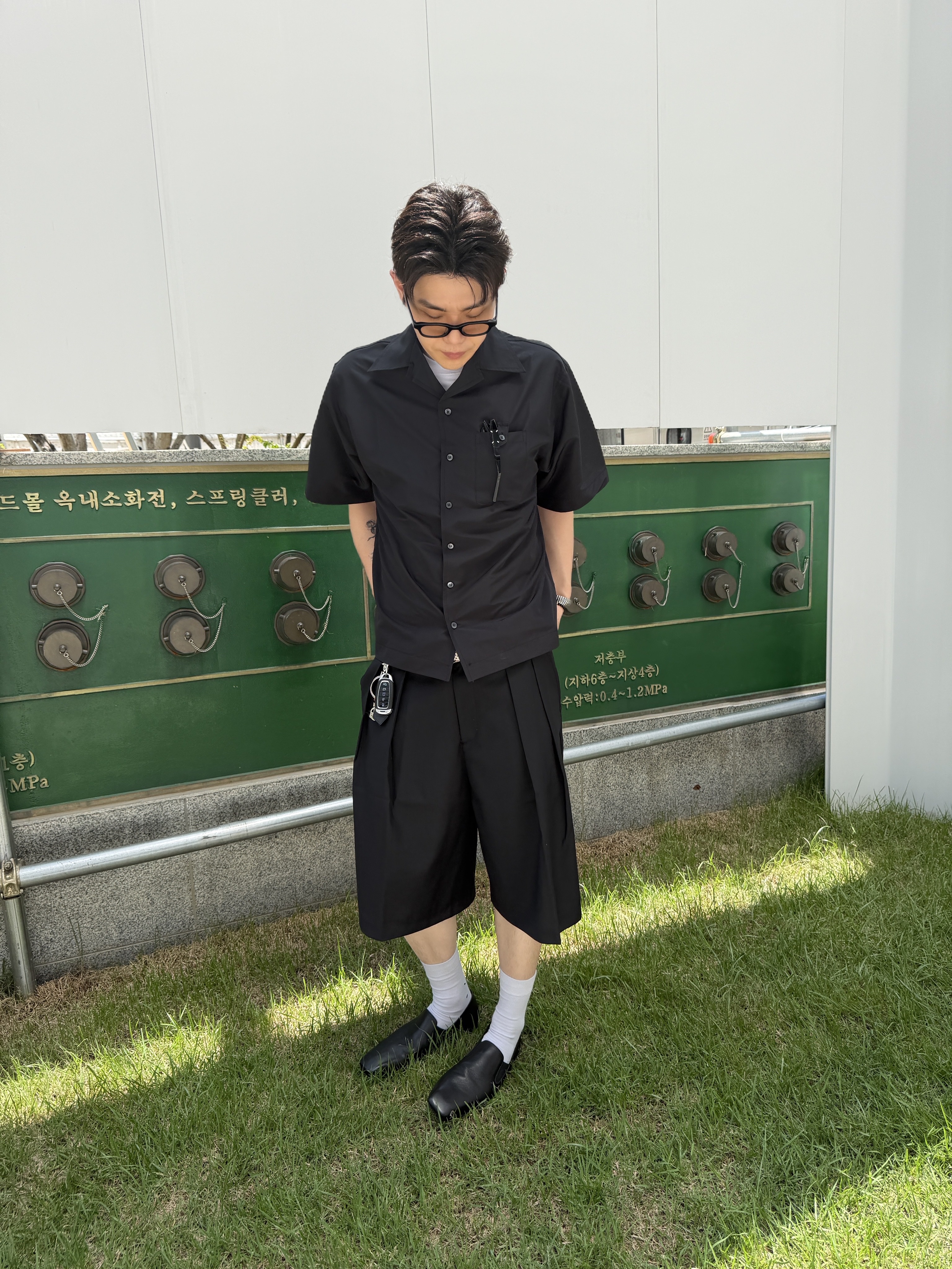 Undermycar Glide Open Collar Shirts Black, Undermycar Two Tuck Wide Shorts Slacks Black 착용 스타일 - 5