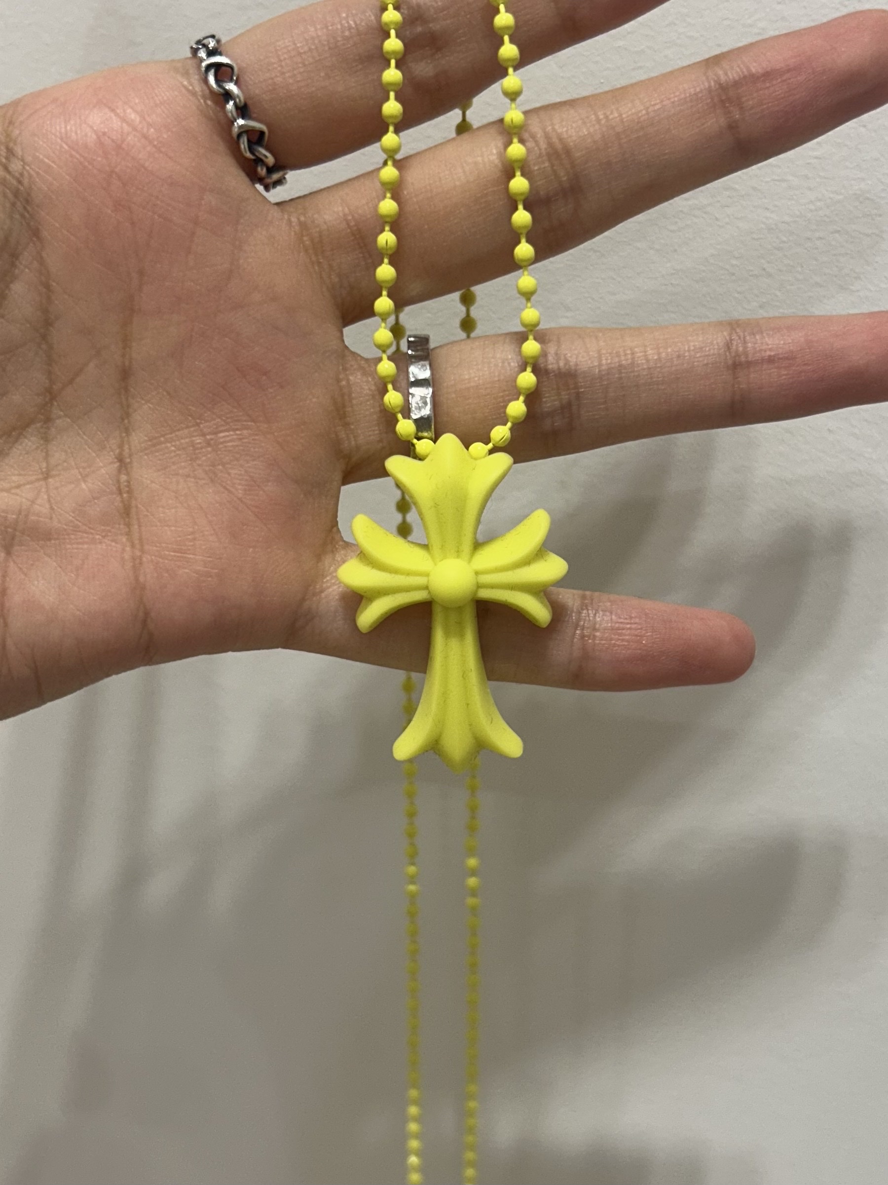 Chrome Hearts Silichrome CH Cross Pendant Yellow 2022/2023, Supreme x Martine Rose T-Shirt White - 24FW 착용 스타일 - 3