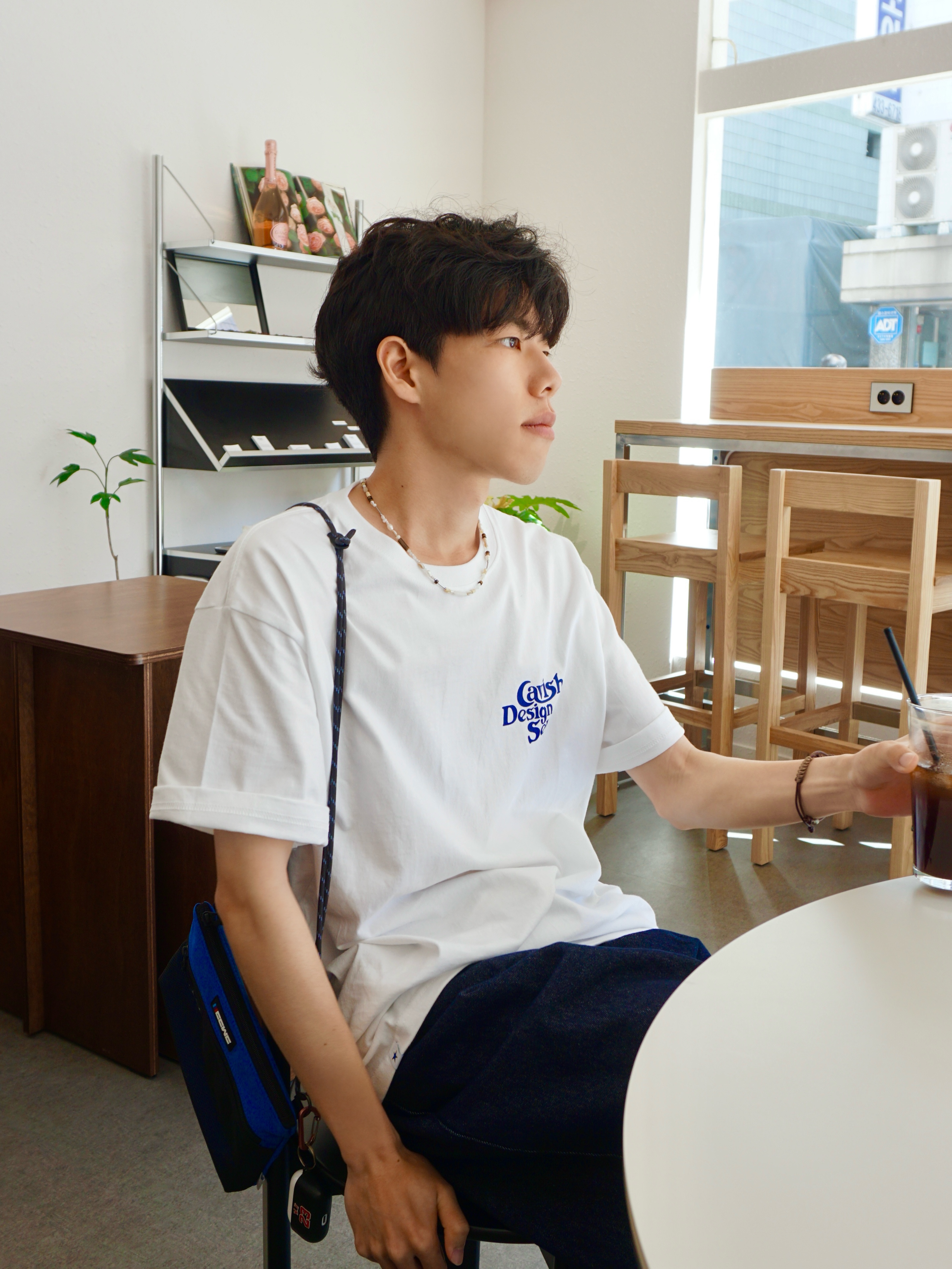CAVISH Seller Logo SS Tee White 착용 스타일 - 1