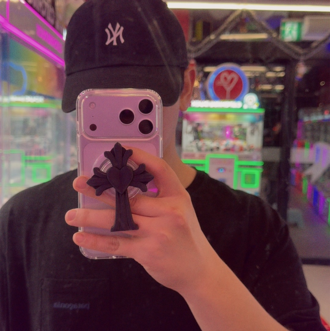 [KREAM 단독] KUROBA MAGSAFE HEART CROSS OBJET TOK - BLACK 착용 스타일