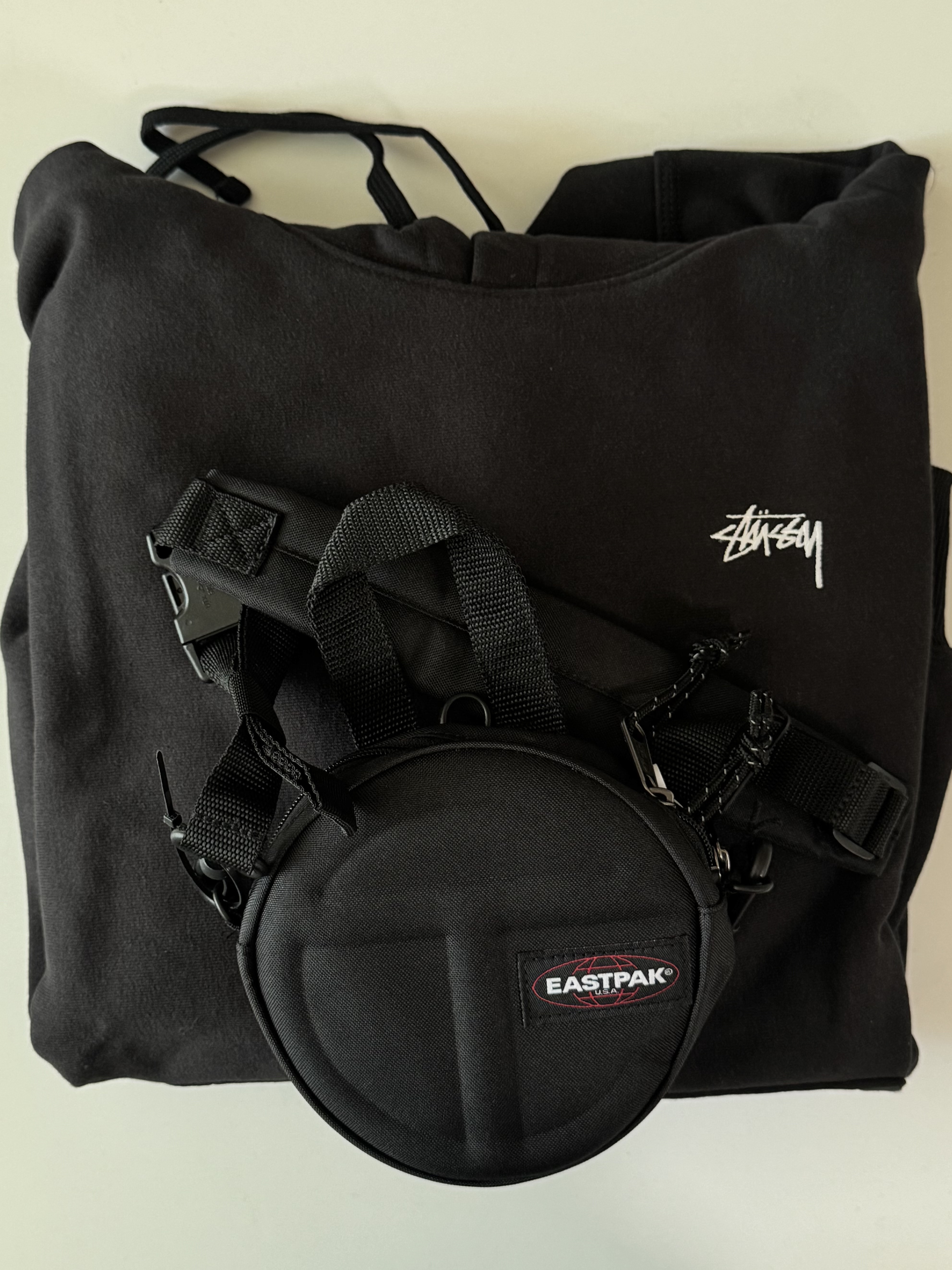 Stussy Stock Logo Hoodie Washed Black, Telfar x Eastpak Circle Bag Black 착용 스타일 - 5