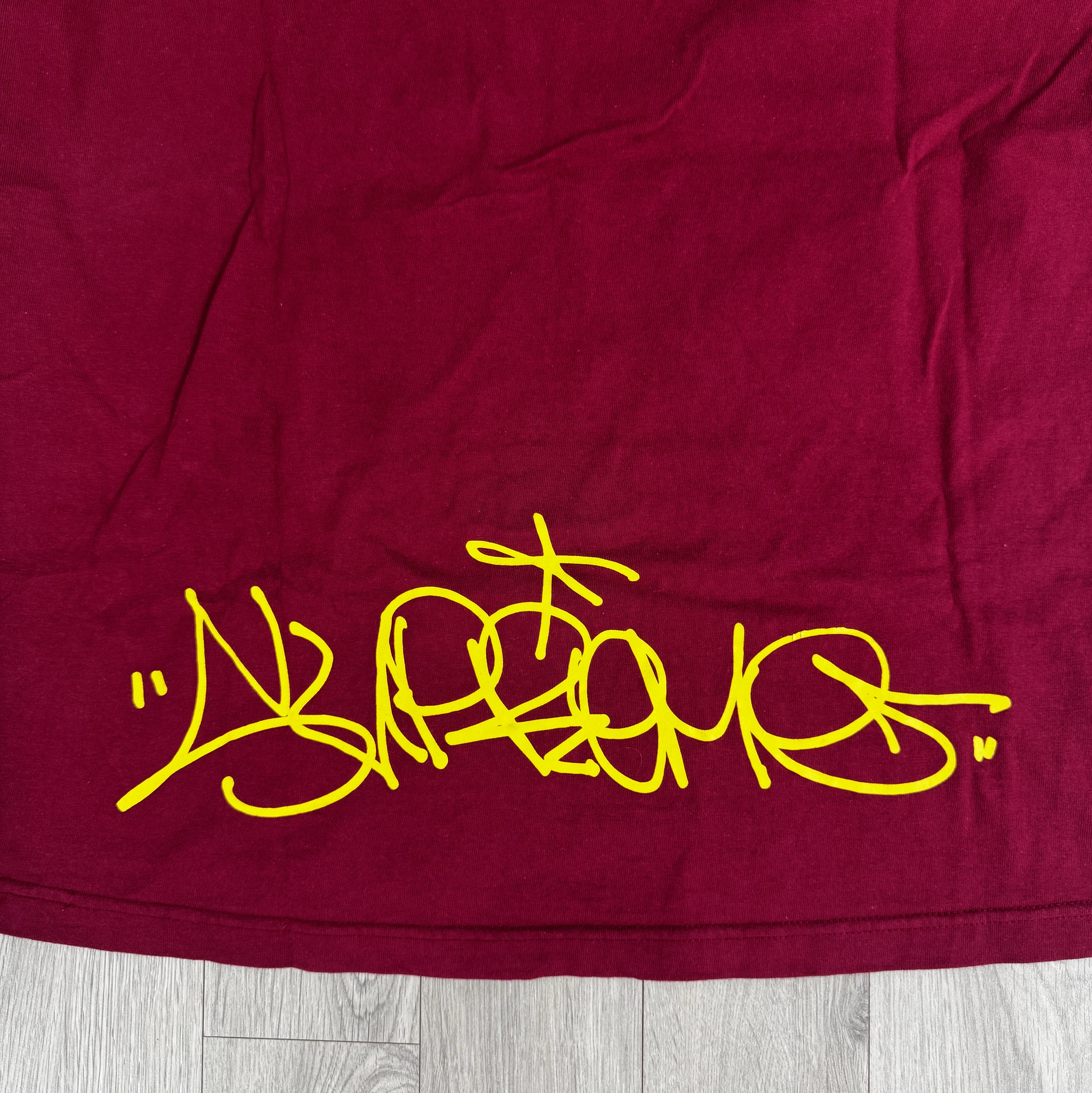 Supreme x Irak Cast T-Shirt Cardinal - 22FW 착용 스타일 - 5