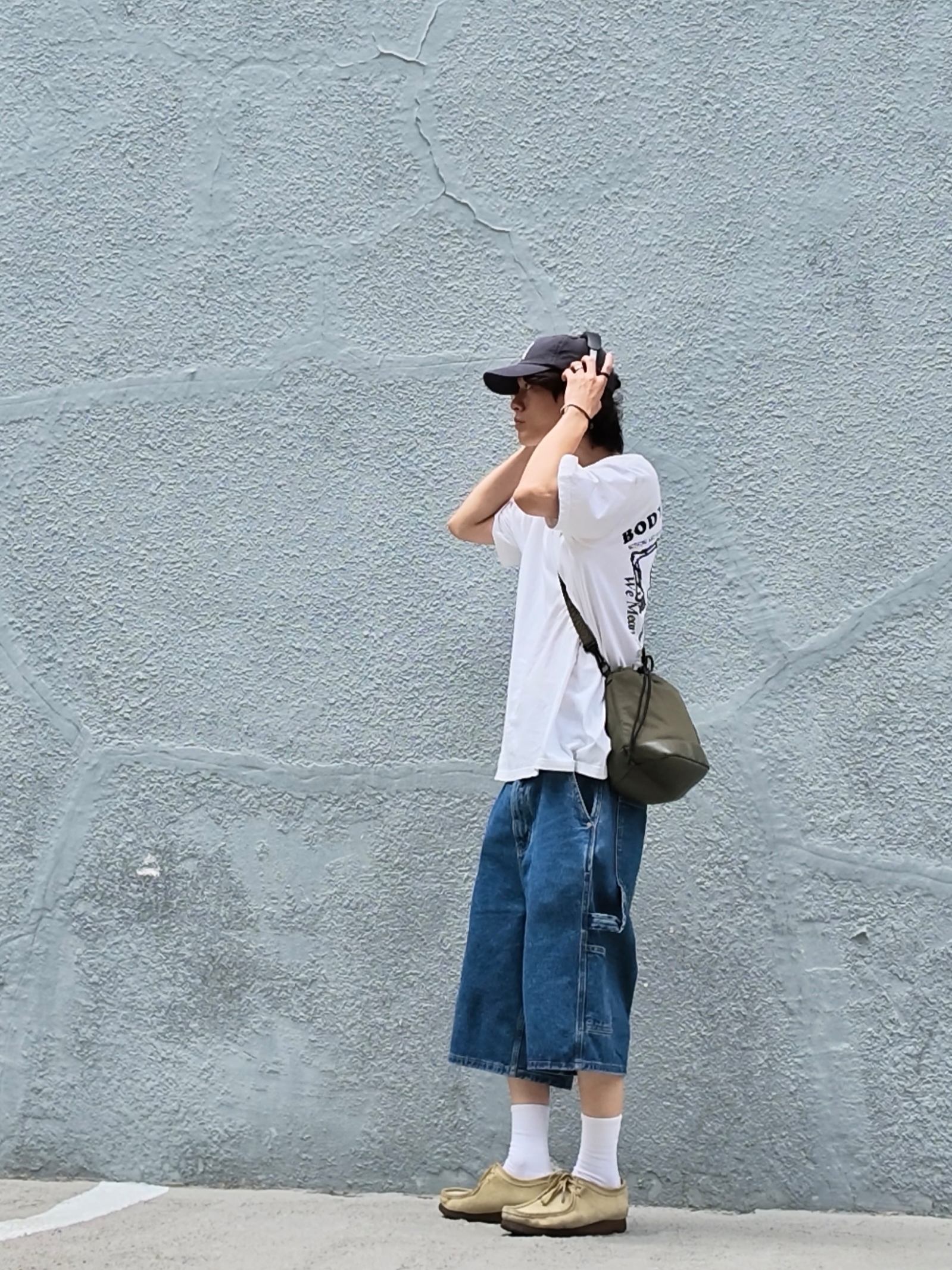 Supreme Body Snatchers T-Shirt White - 23SS, GU x Undercover 2-Way Bag Olive 착용 스타일 - 3