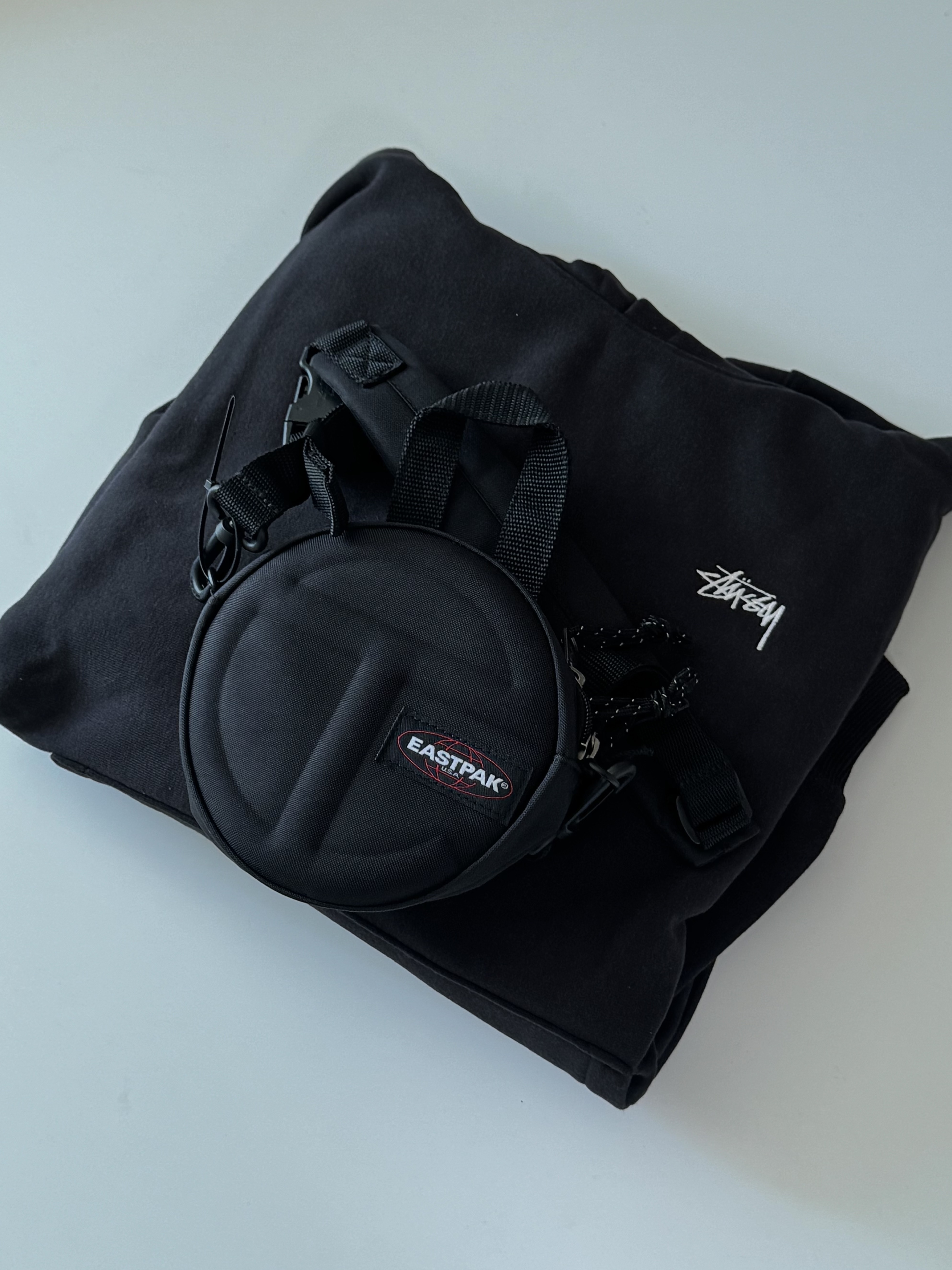 Stussy Stock Logo Hoodie Washed Black, Telfar x Eastpak Circle Bag Black 착용 스타일 - 6