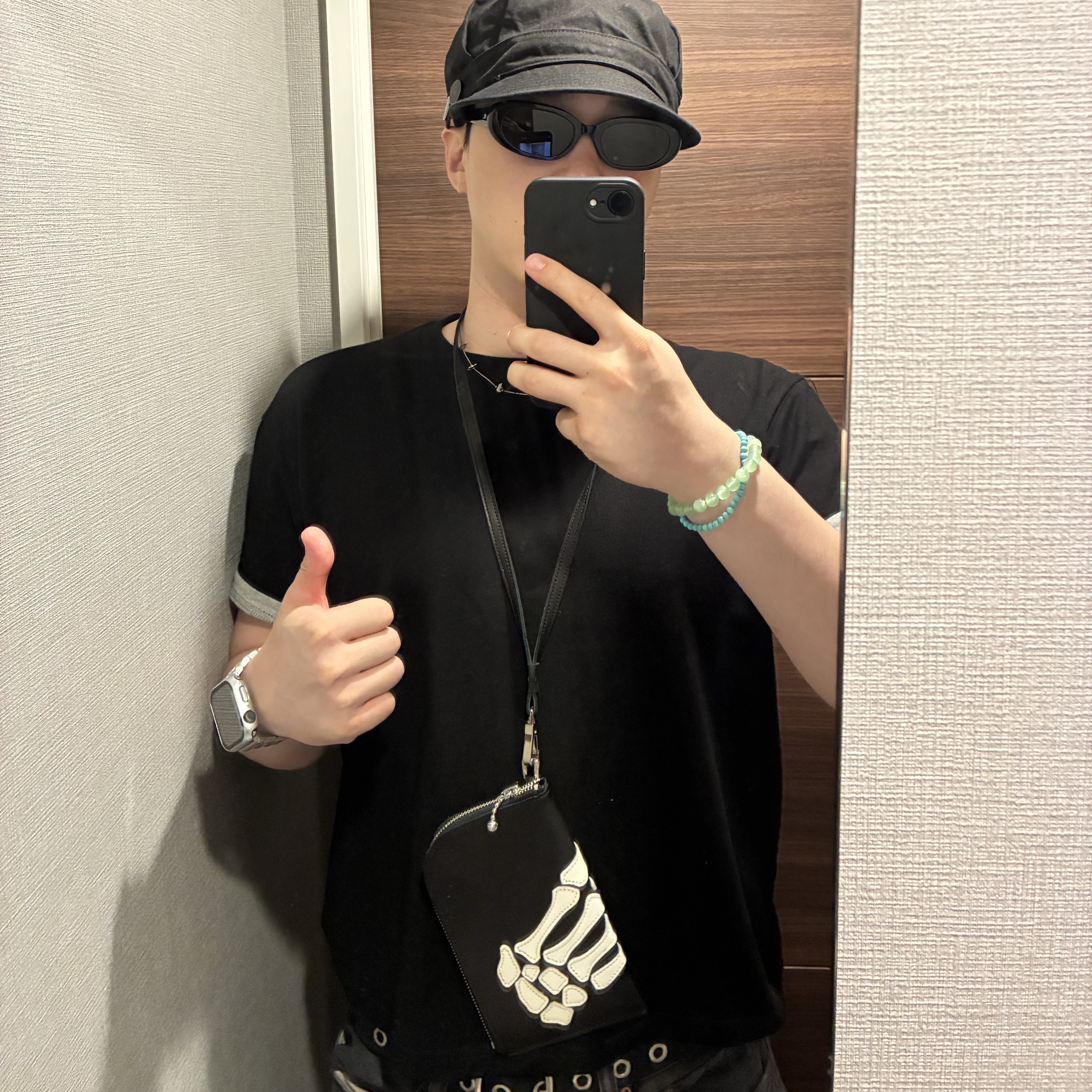 Kapital Thumbs Up Bone Hand Zip Neck Bag Black 착용 스타일