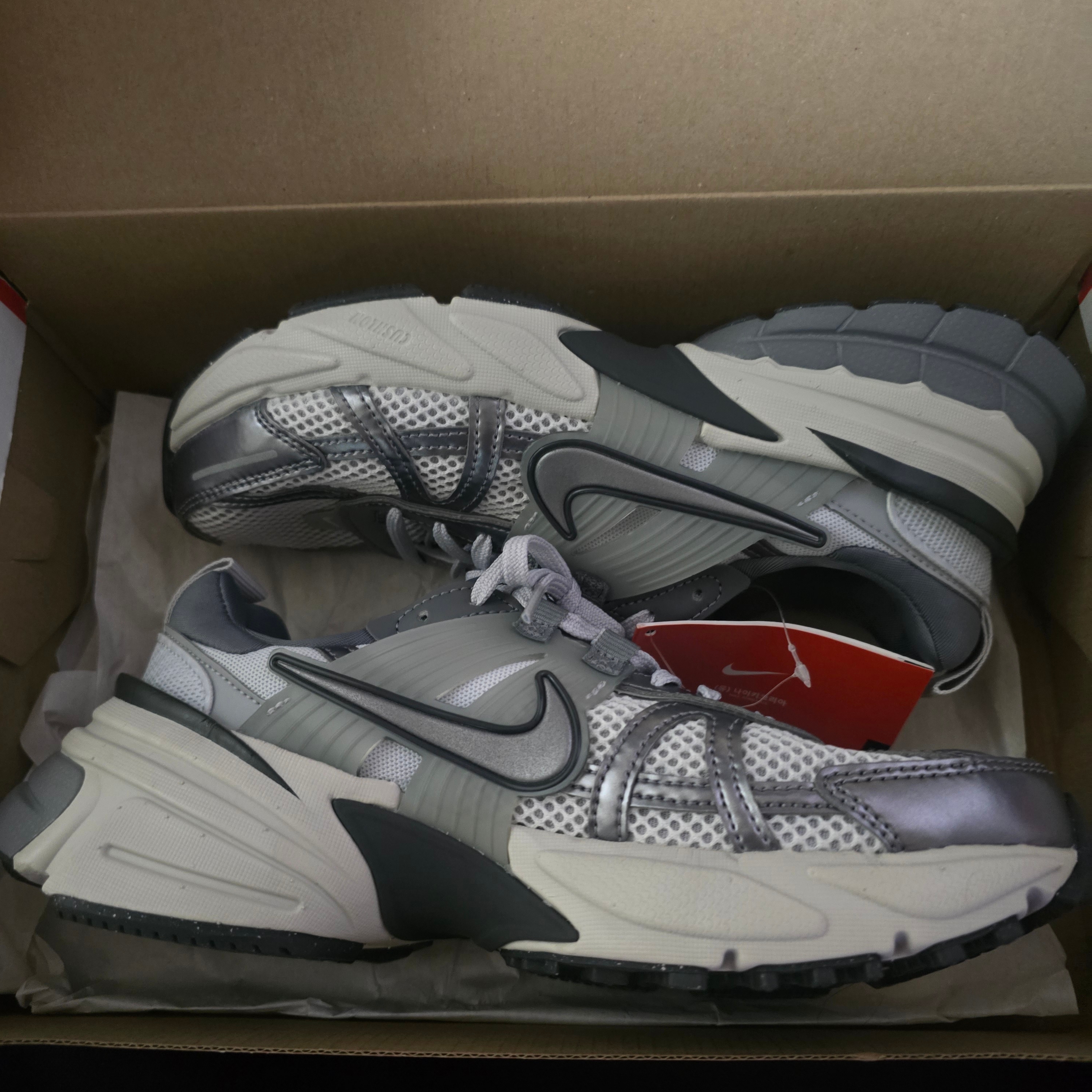Nike V2K Run Pure Platinum Wolf Grey 착용 스타일