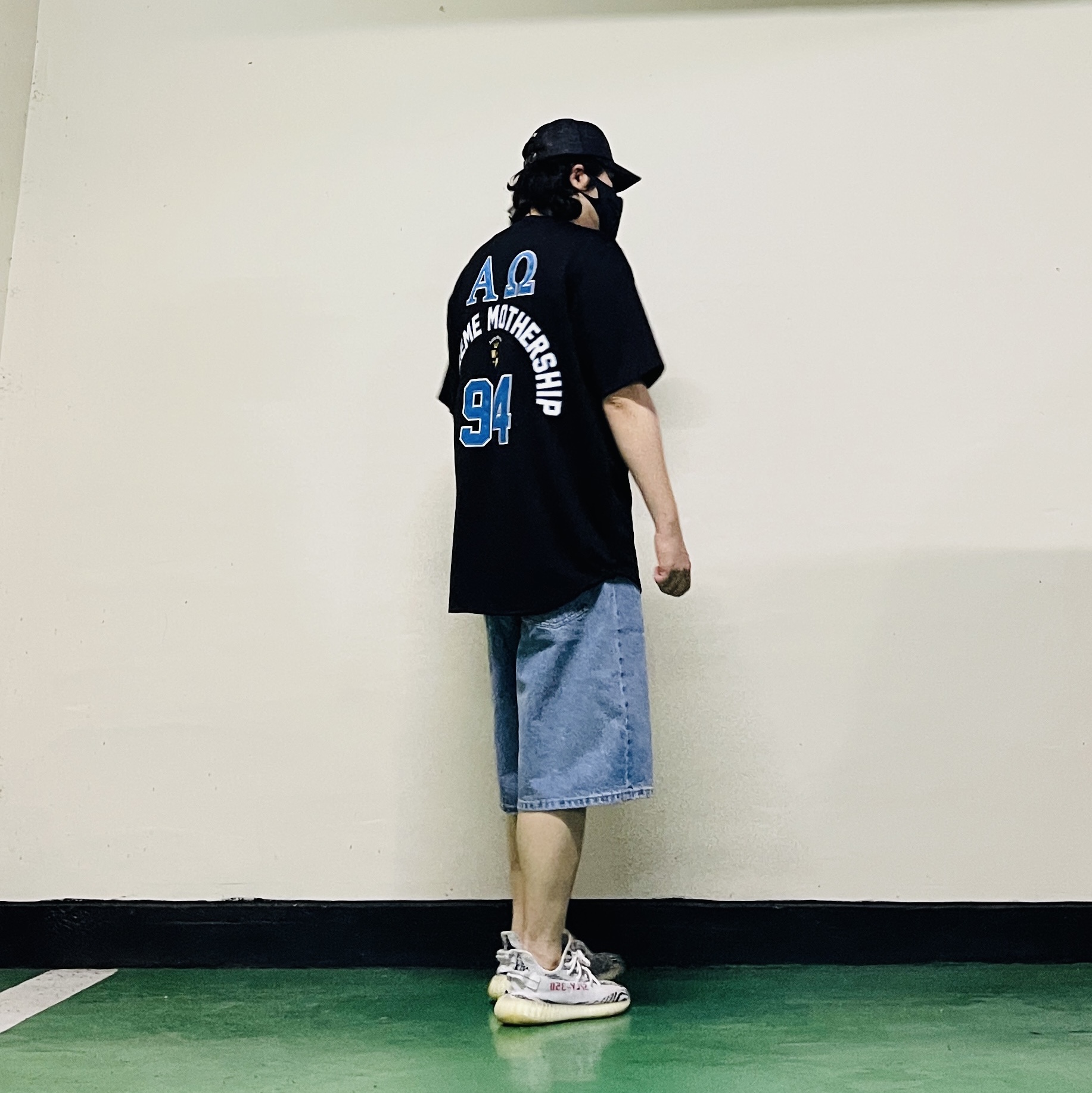Supreme Alpha Omega Baseball Jersey Black - 24FW, Supreme Baggy Denim Short Washed Indigo - 26SS 착용 스타일 - 3