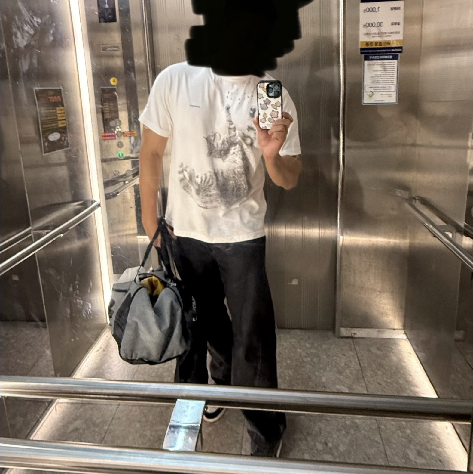 Ader Error Blue Cat T-Shirt 01 Off White, Ader Error Sig; TRS Tag Jeans 04 Noir 착용 스타일 - 2