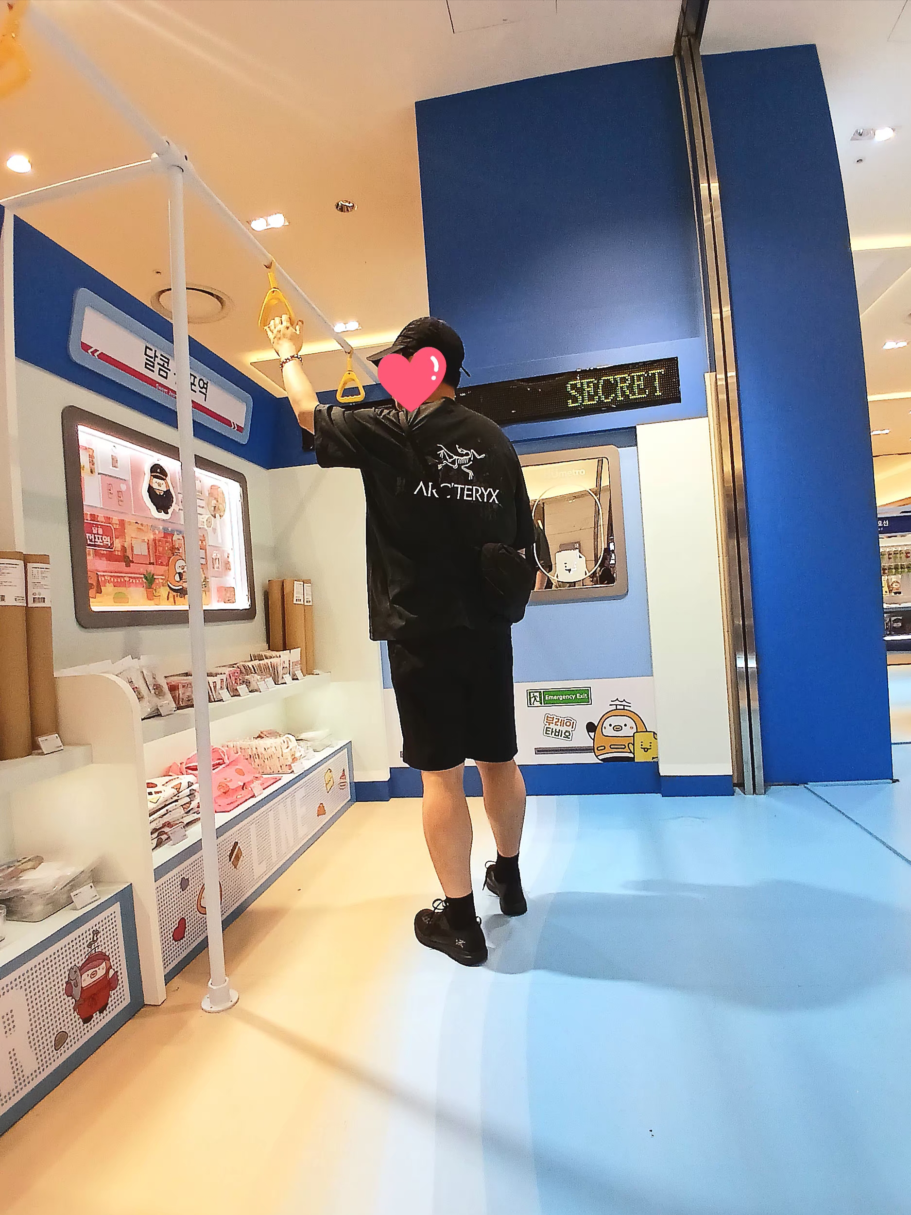 Stone Island 9100011 Nylon Metal in Econyl Baseball Cap with Drawcord Compass Embroidery Black, Arc'teryx Envoy Grand Wall SS T-Shirt Orion 착용 스타일 - 2