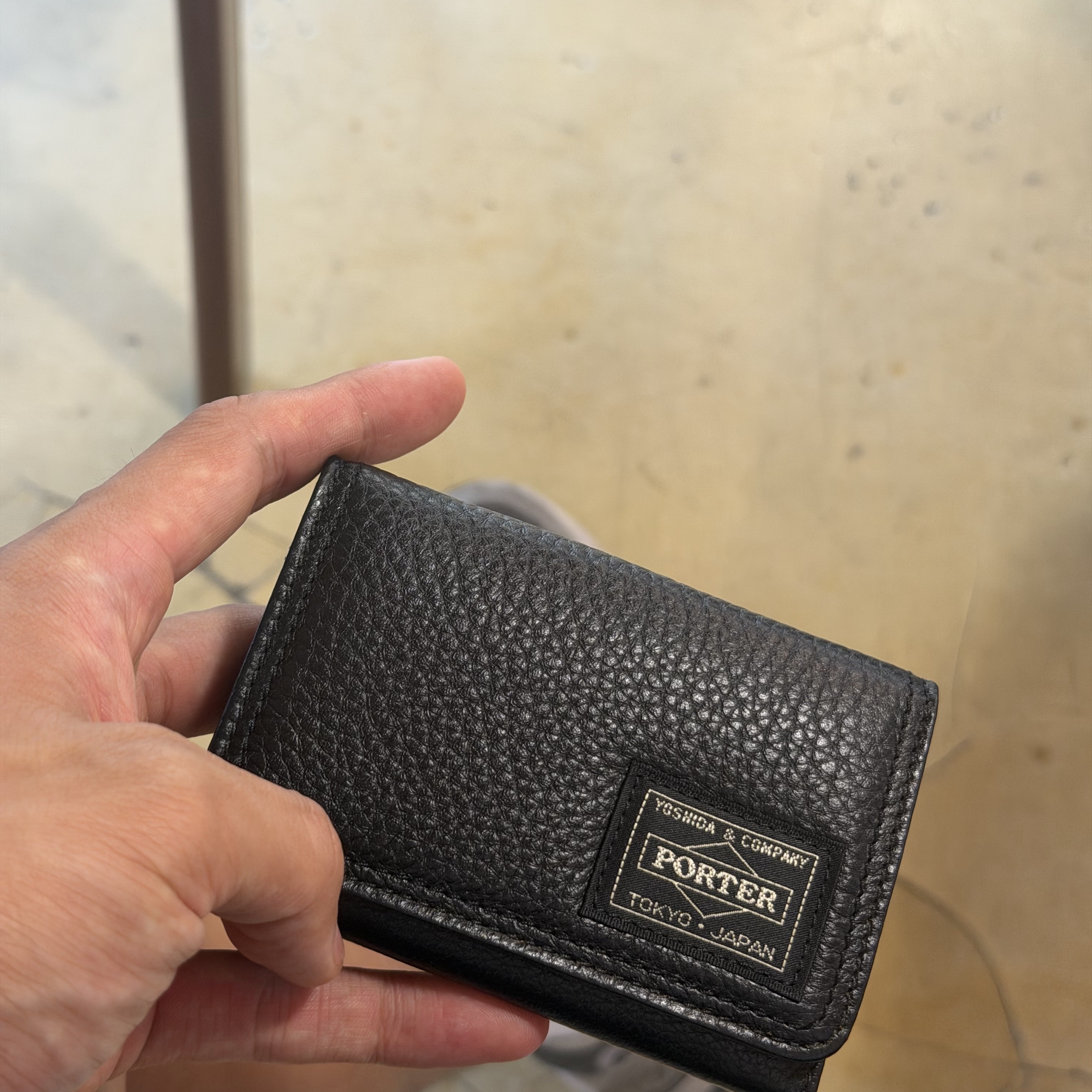Porter Calm Card Case Black 착용 스타일