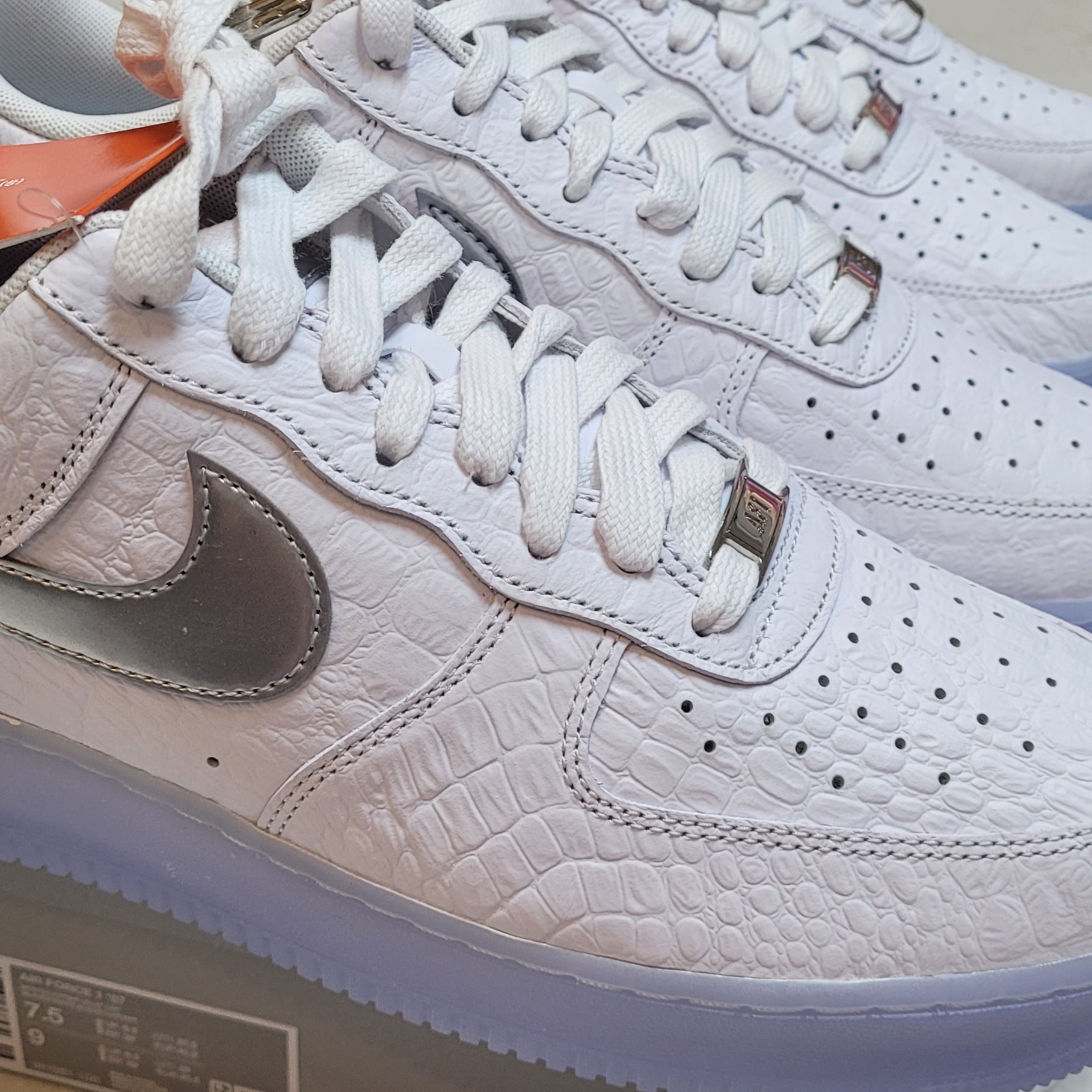 Nike Air Force 1 Low '07 White Blue Tint, Nike Air Force 1 '07 LV8 Denim Anthracite Medium Ash 착용 스타일 - 2