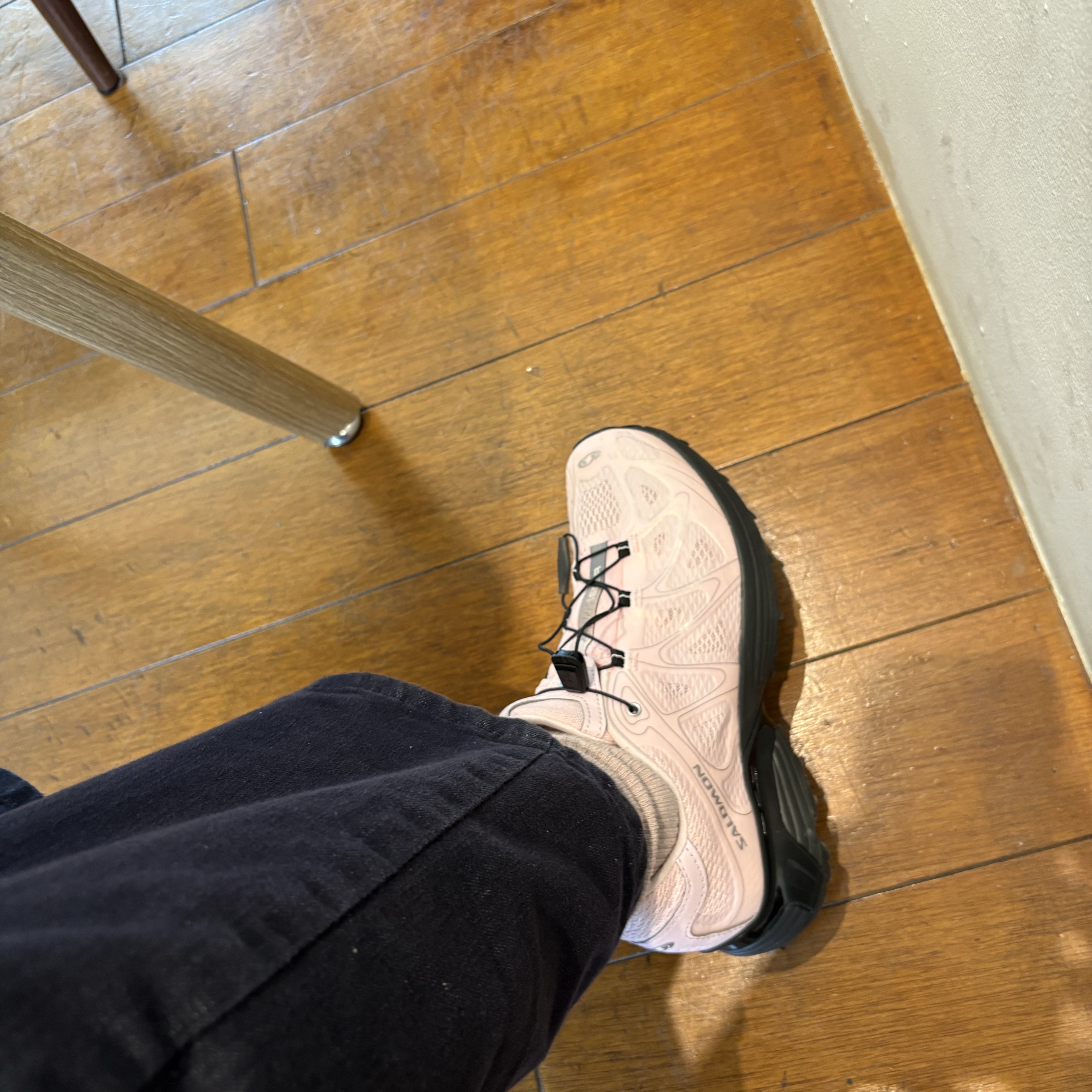 Salomon XT-Whisper Void Icy Pink Black 착용 스타일 - 2