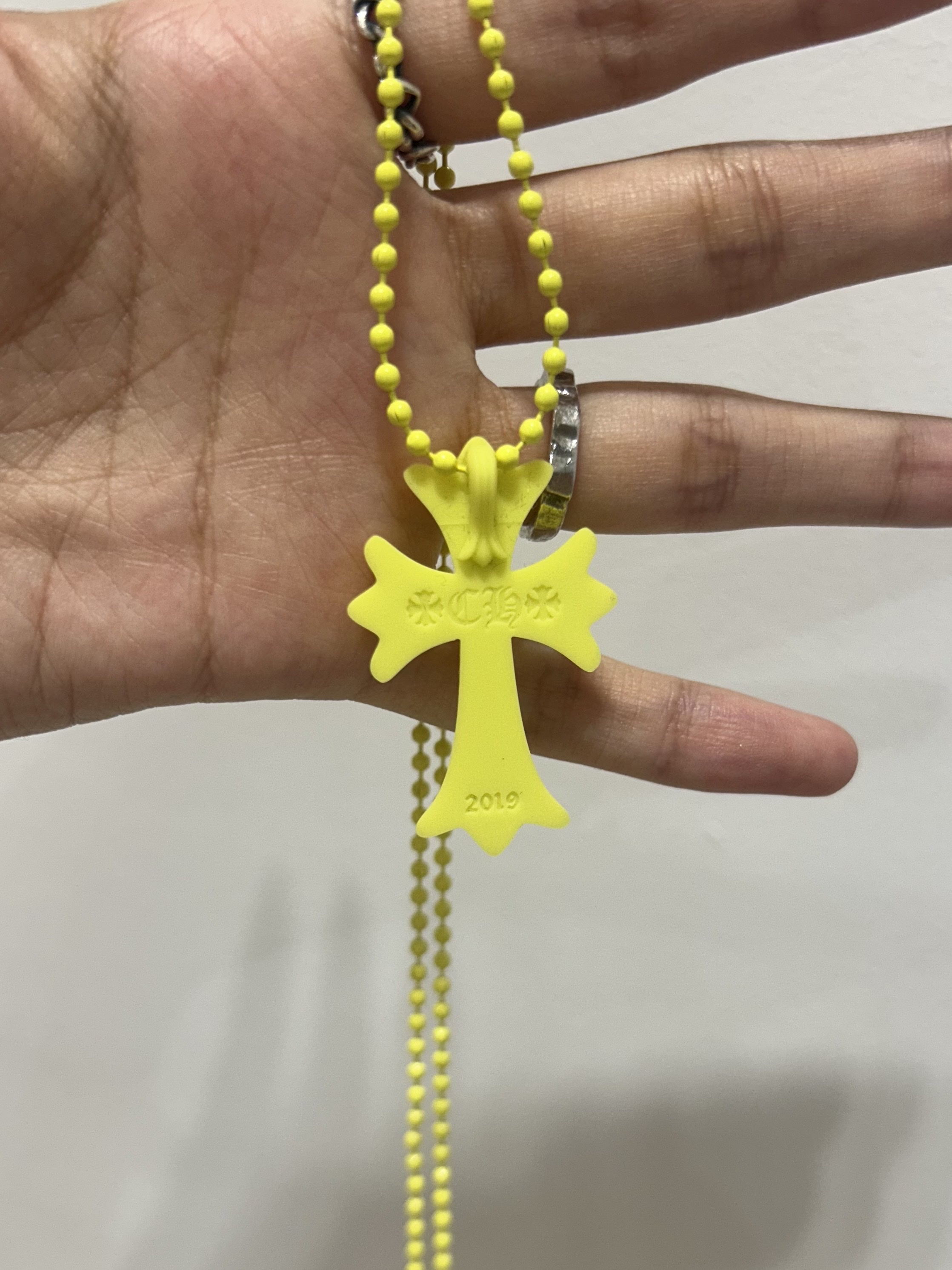 Chrome Hearts Silichrome CH Cross Pendant Yellow 2022/2023, Supreme x Martine Rose T-Shirt White - 24FW 착용 스타일 - 4