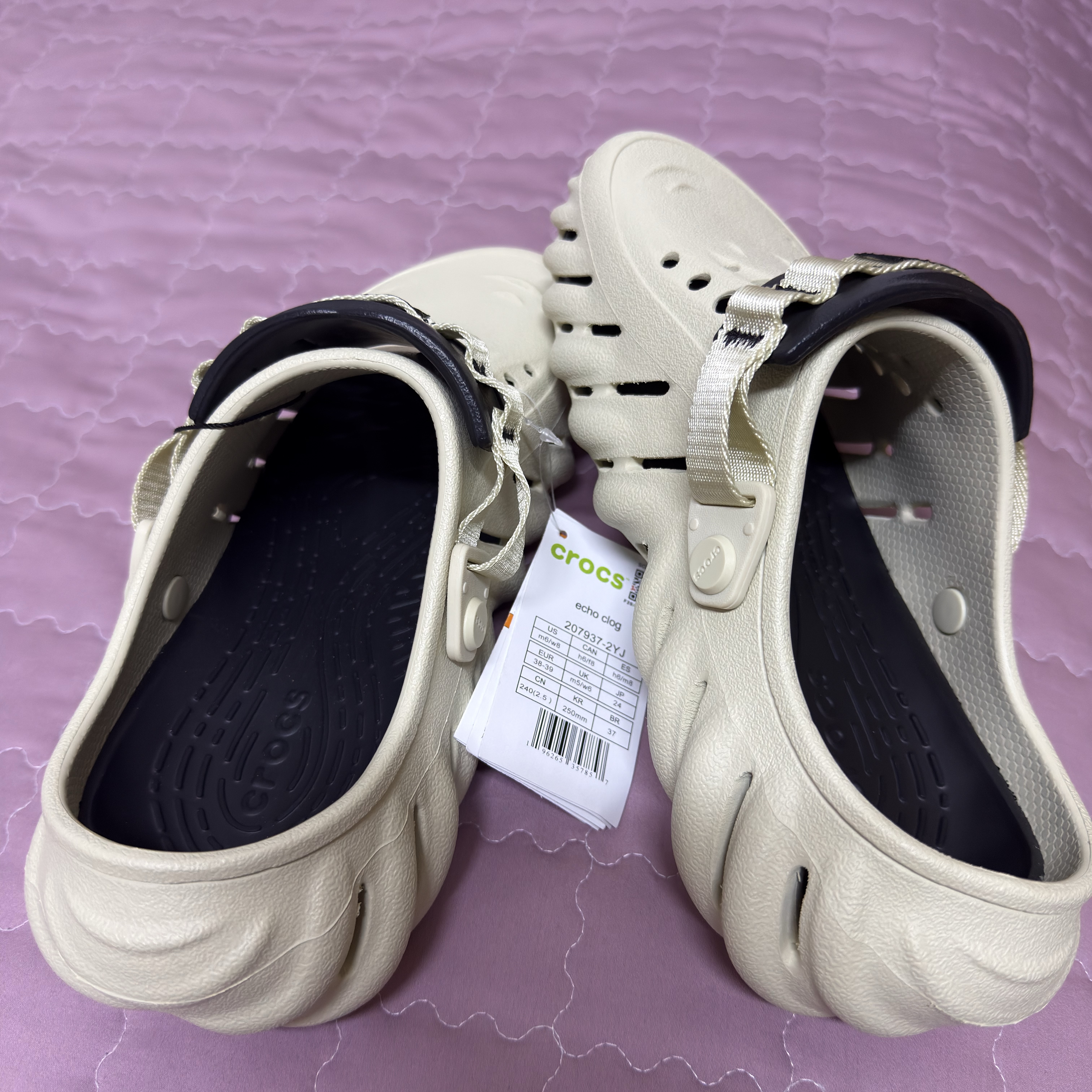 Crocs Echo Clog Bone Black 착용 스타일 - 3