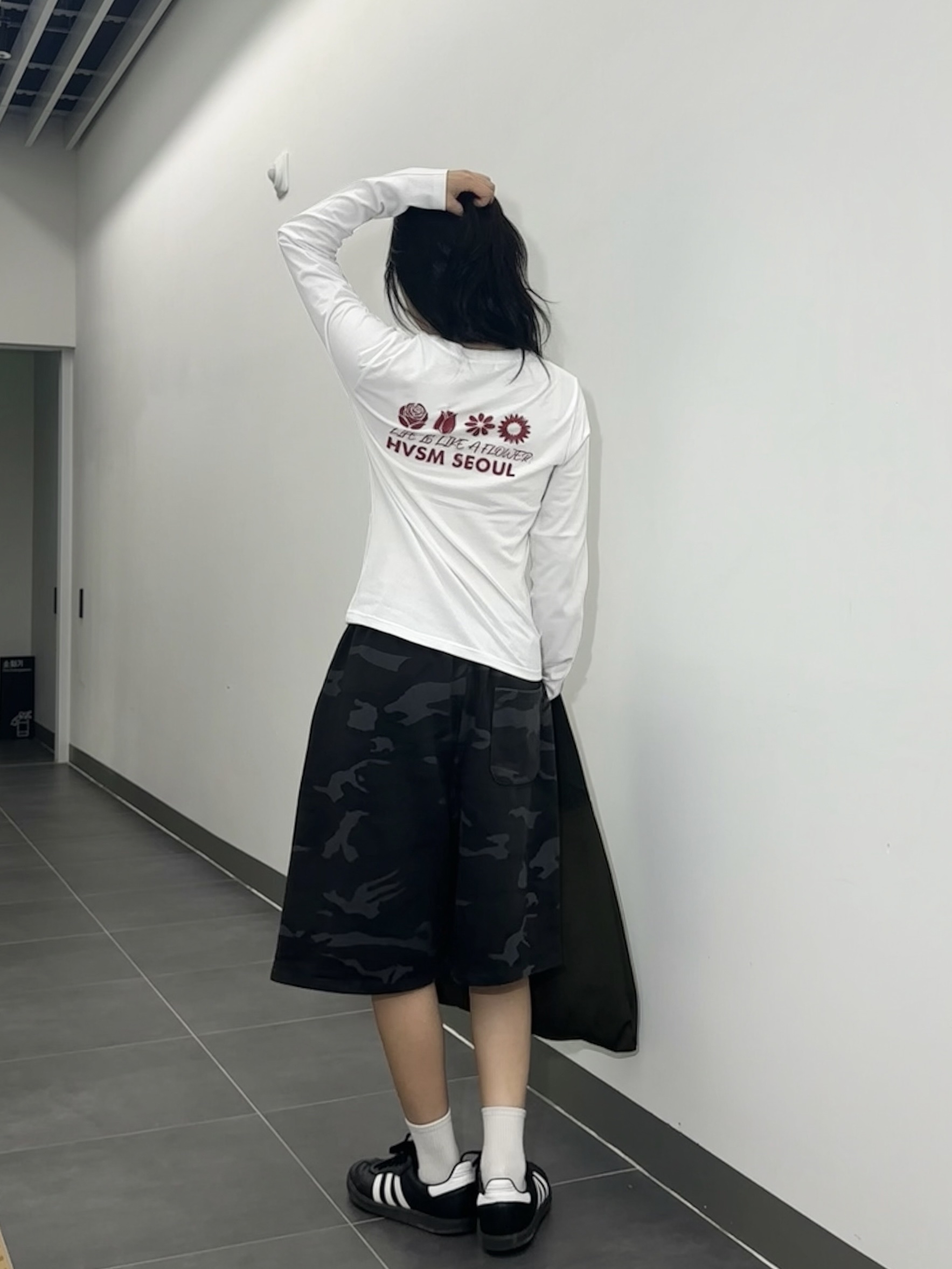 AMOU Camo One Tuck Bermuda Pants Charcoal 착용 스타일 - 2