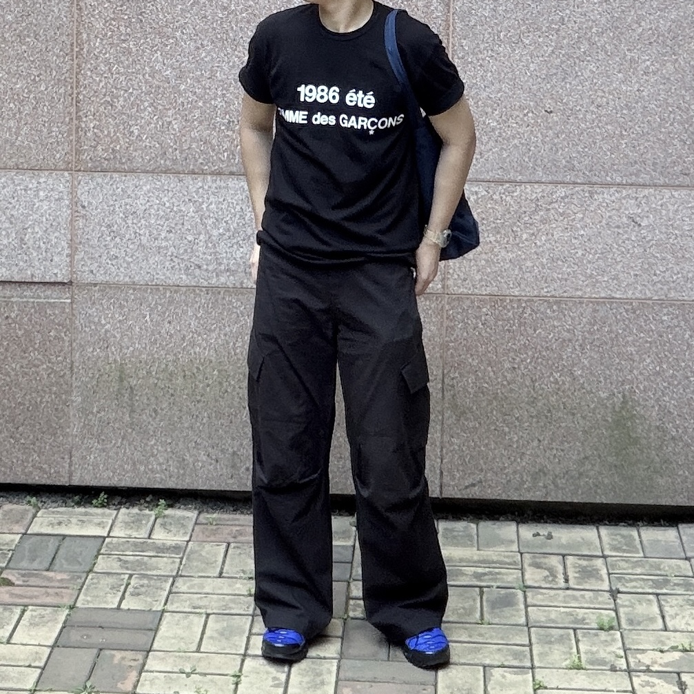 CDG 1986 Comme des Garcons T-Shirt Black, Berlin Photobook Distribution Bfv 001 Bag Navy 착용 스타일 - 2