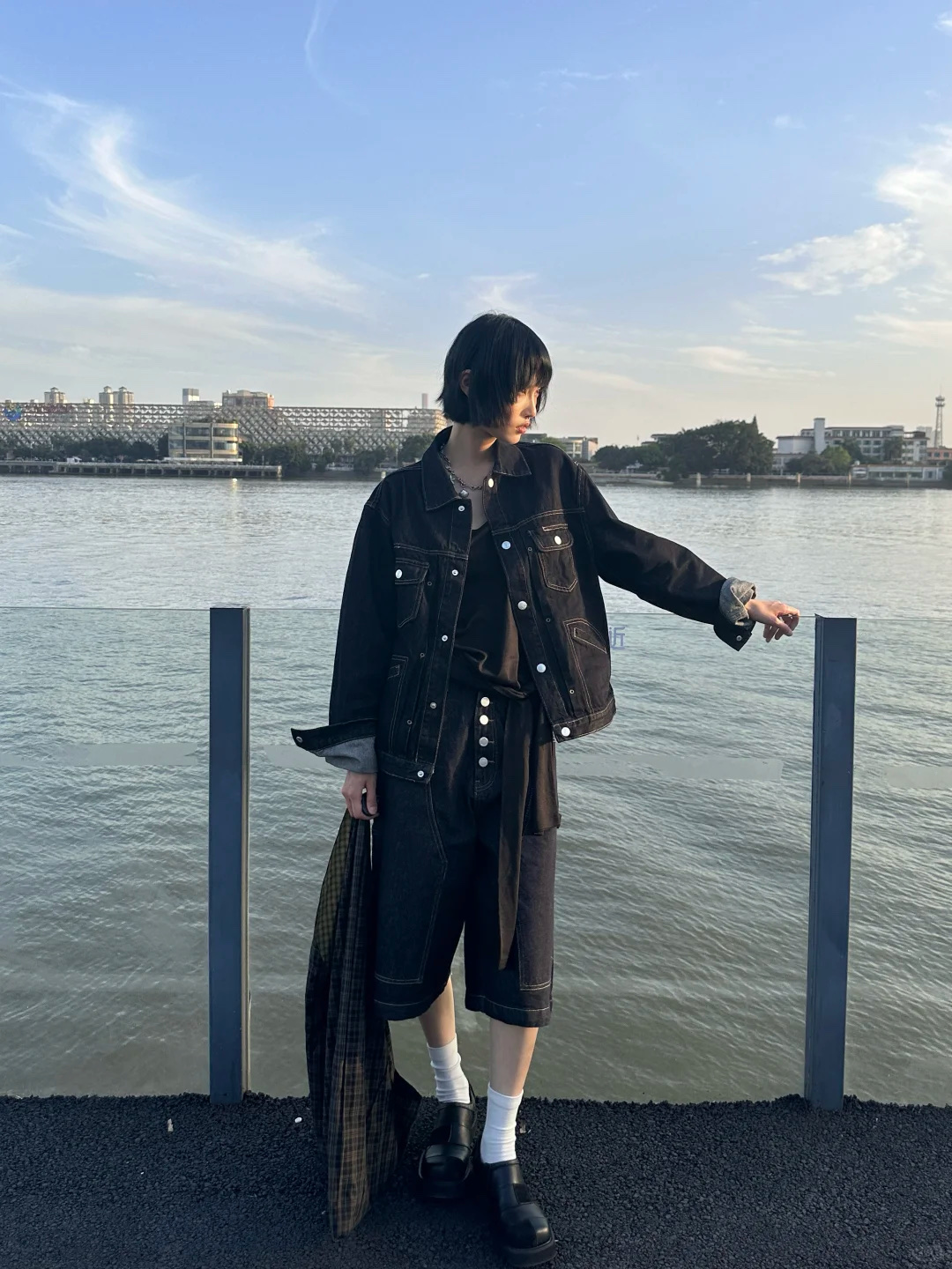 STEEPC Lazy indigo denim jacket, STEEPC Lazy Indigo Bermuda Jeans 착용 스타일 - 3
