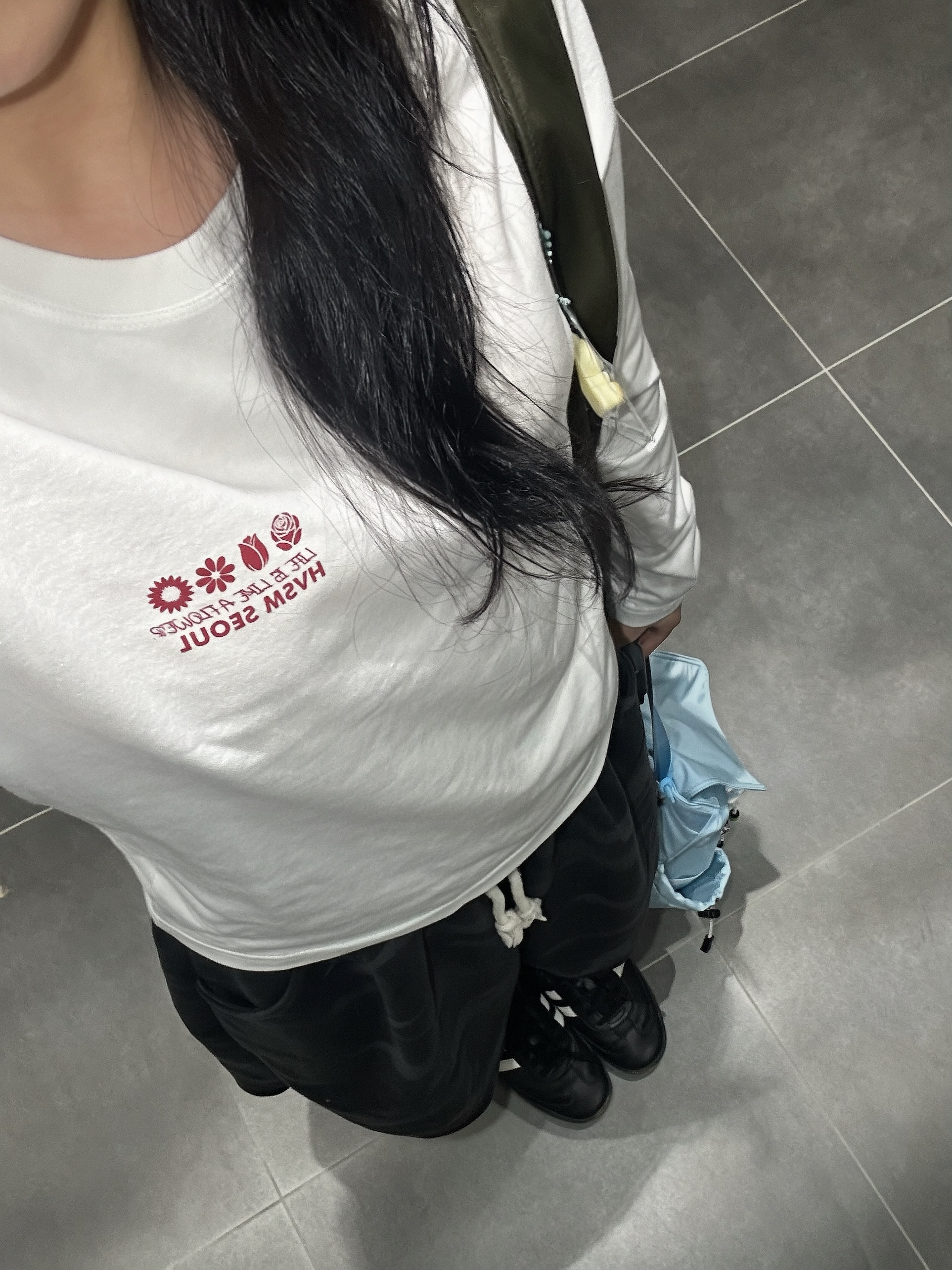 AMOU Camo One Tuck Bermuda Pants Charcoal 착용 스타일 - 3
