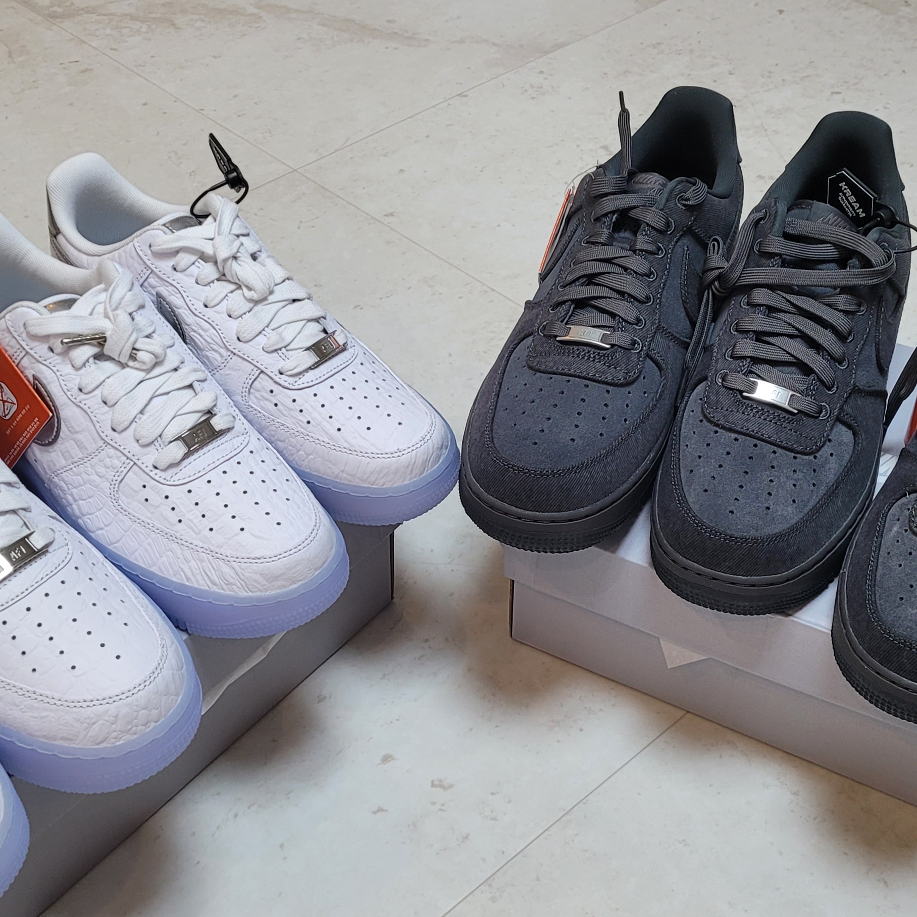Nike Air Force 1 Low '07 White Blue Tint, Nike Air Force 1 '07 LV8 Denim Anthracite Medium Ash 착용 스타일 - 1
