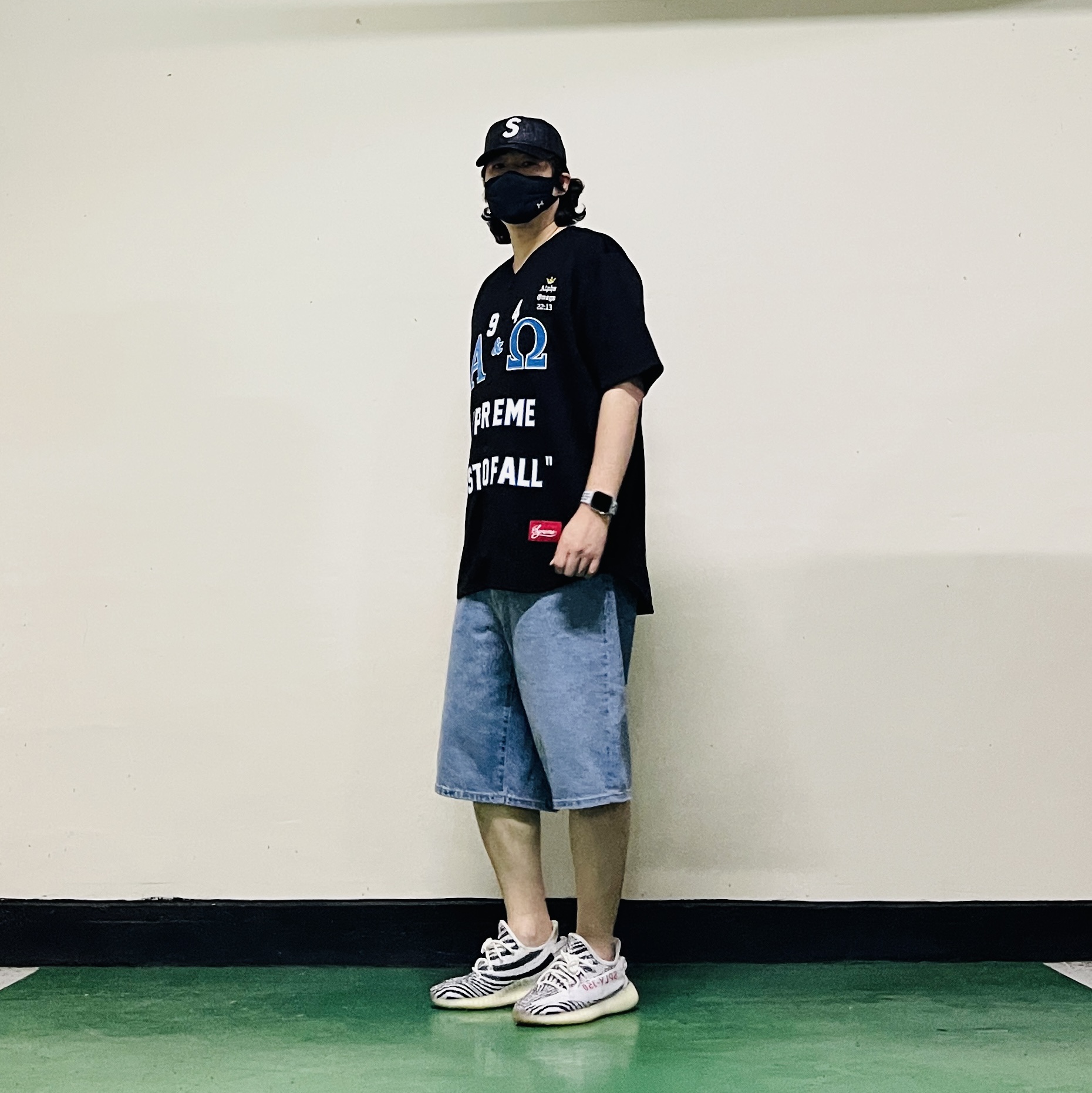 Supreme Alpha Omega Baseball Jersey Black - 24FW, Supreme Baggy Denim Short Washed Indigo - 26SS 착용 스타일 - 5