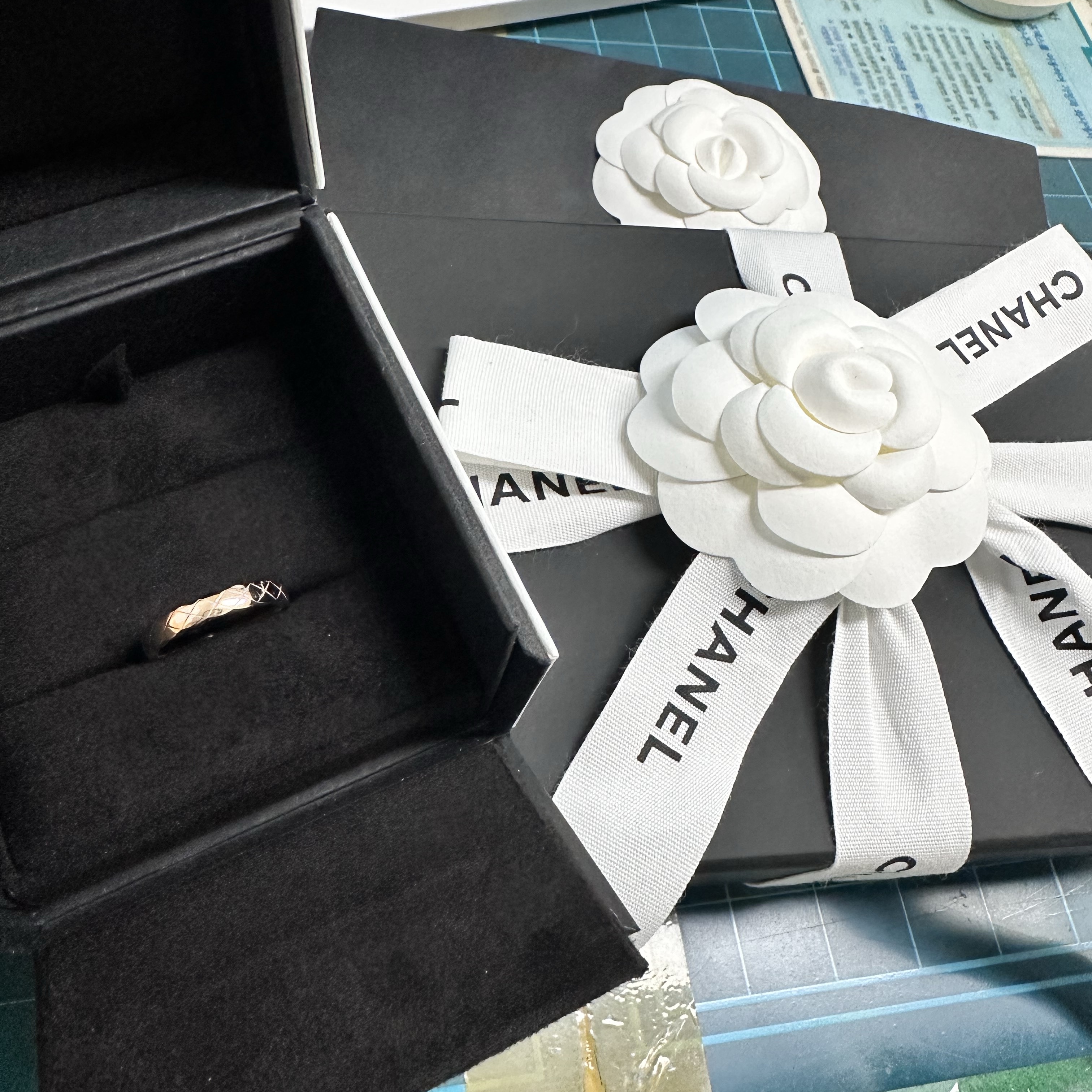 Chanel Coco Crush Ring Quilted Motif Mini & 18K Beige Gold 착용 스타일