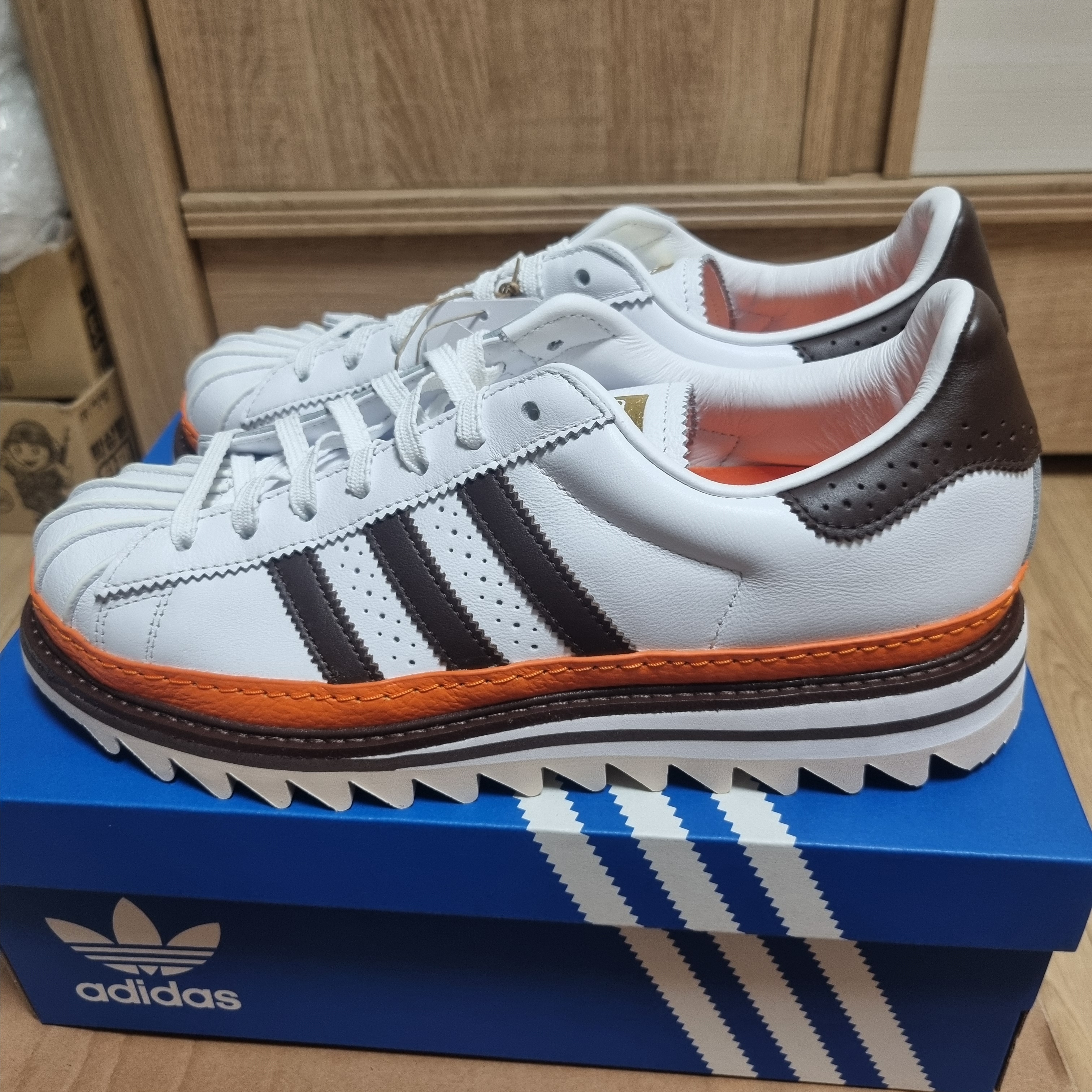 Adidas x Clot Superstar Footwear White Coffee 착용 스타일 - 2