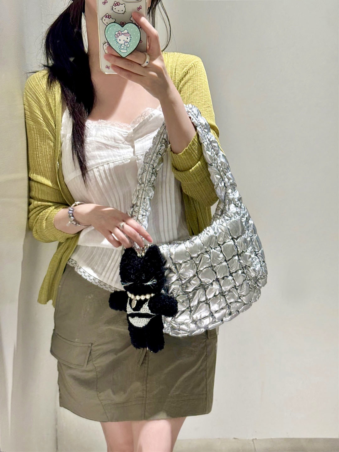 COS Quilted Mini Bag Silver, Lelbobrown Little Cat Keyring Black 착용 스타일 - 1
