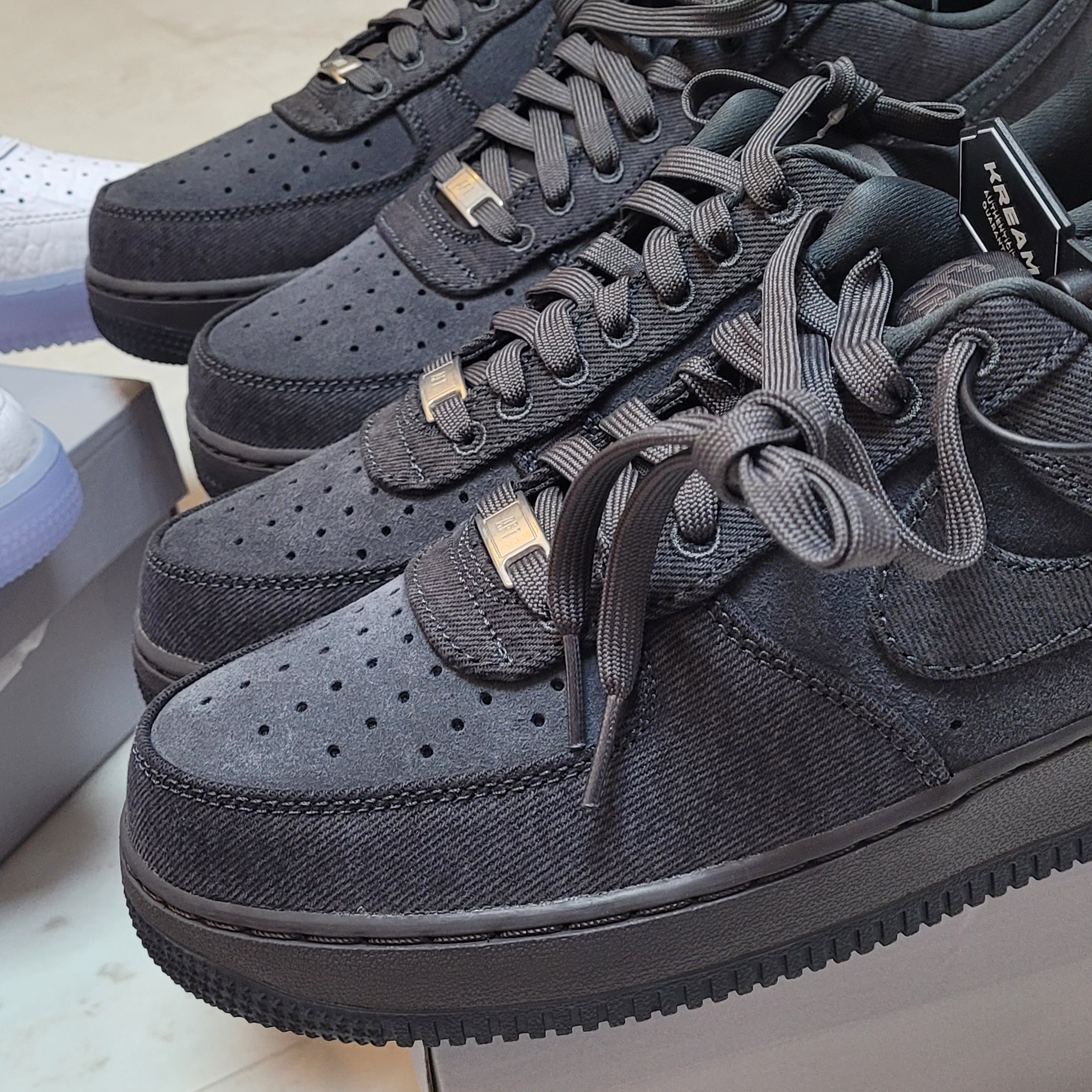 Nike Air Force 1 Low '07 White Blue Tint, Nike Air Force 1 '07 LV8 Denim Anthracite Medium Ash 착용 스타일 - 3