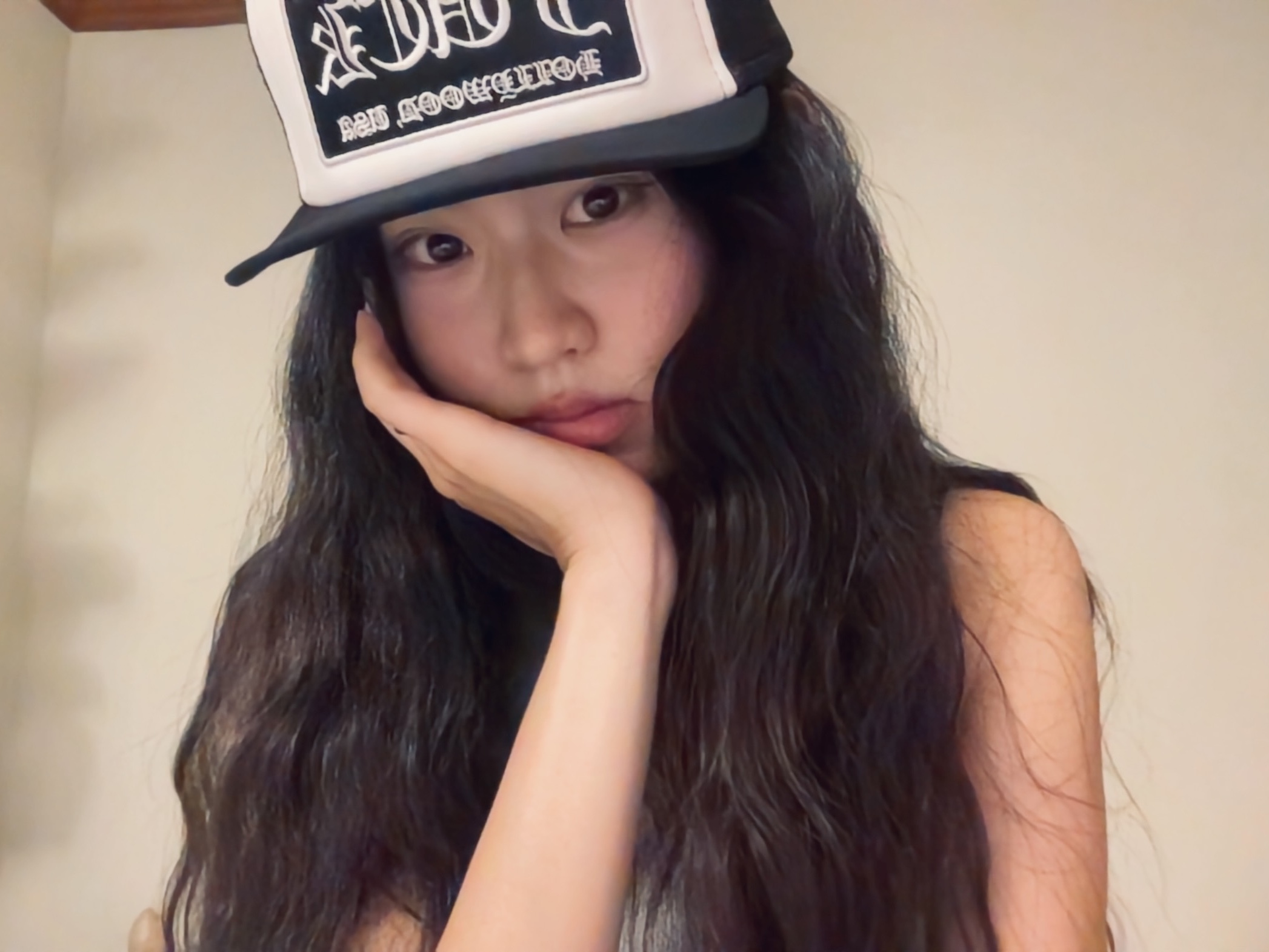 Chrome Hearts Fuck Hollywood Trucker Hat Black White 착용 스타일 - 2