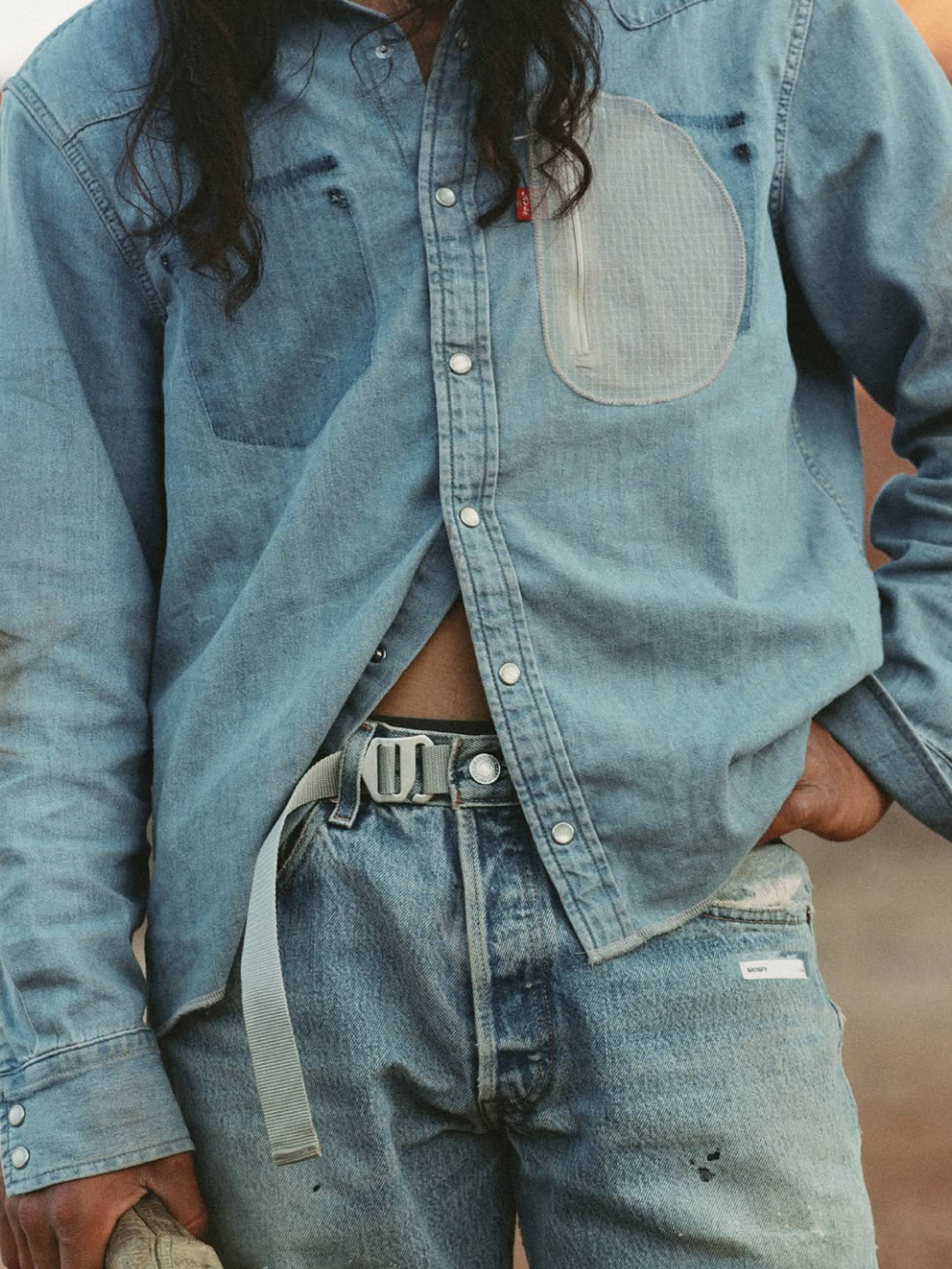 Satisfy x Levi's Re‑Possessed Climb Shirt Aged Blue, Satisfy x Levi's Re‑Possessed 501 Climb Jeans Aged Blue 착용 스타일 - 3