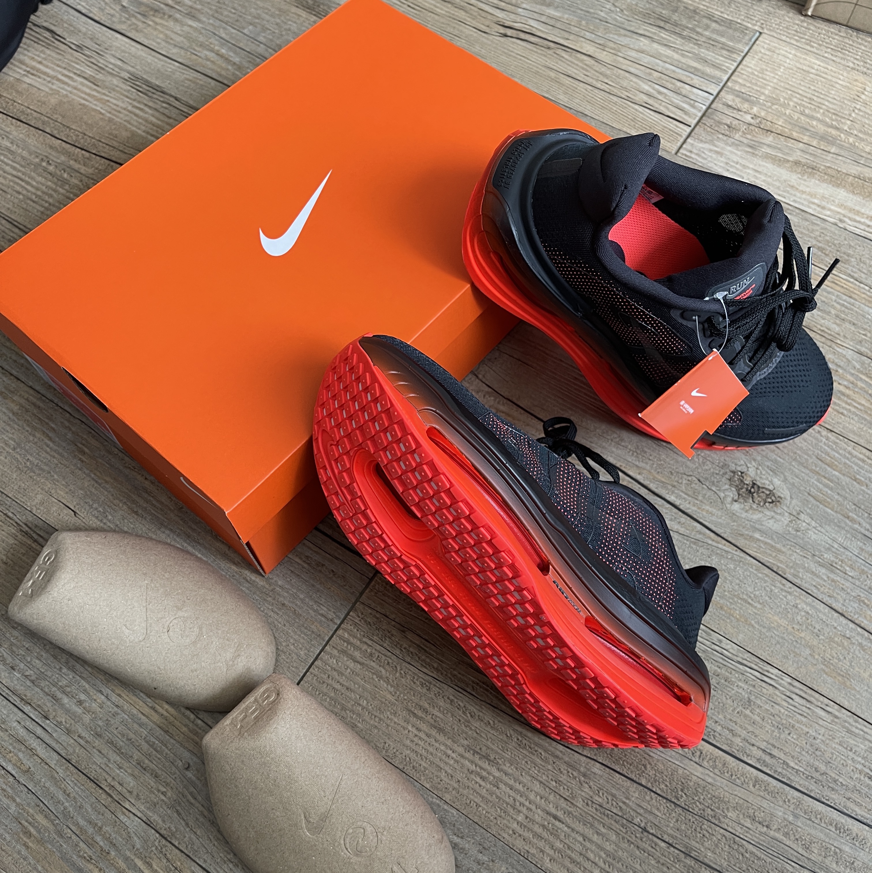 Nike Vomero Premium Black Bright Crimson 착용 스타일