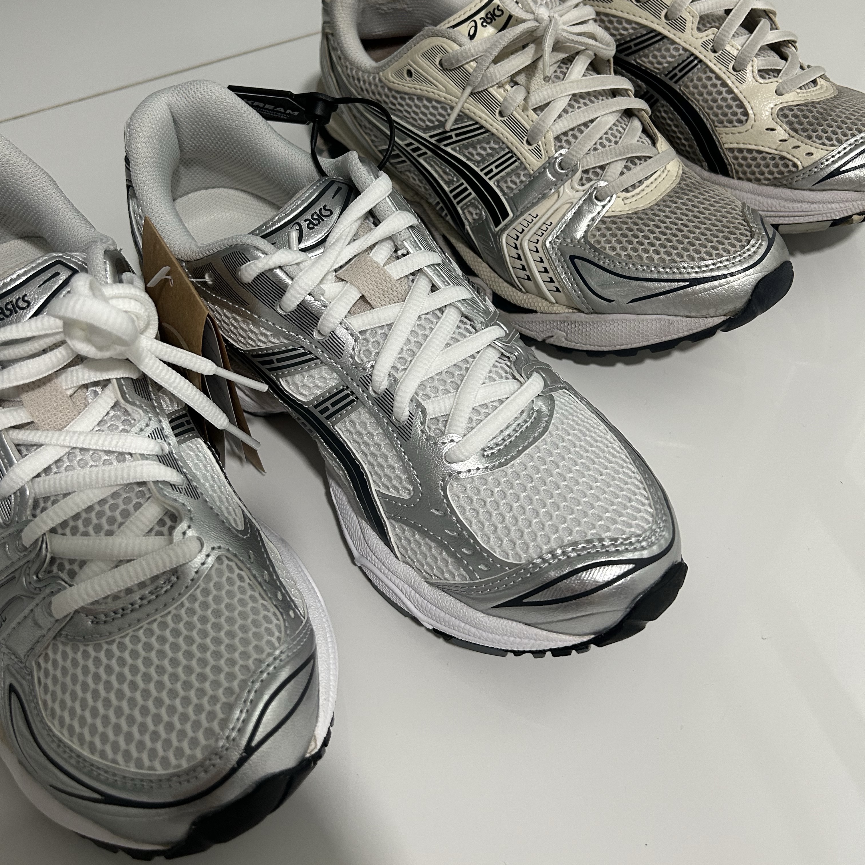 Asics Gel-Kayano 14 White Graphite Grey 착용 스타일