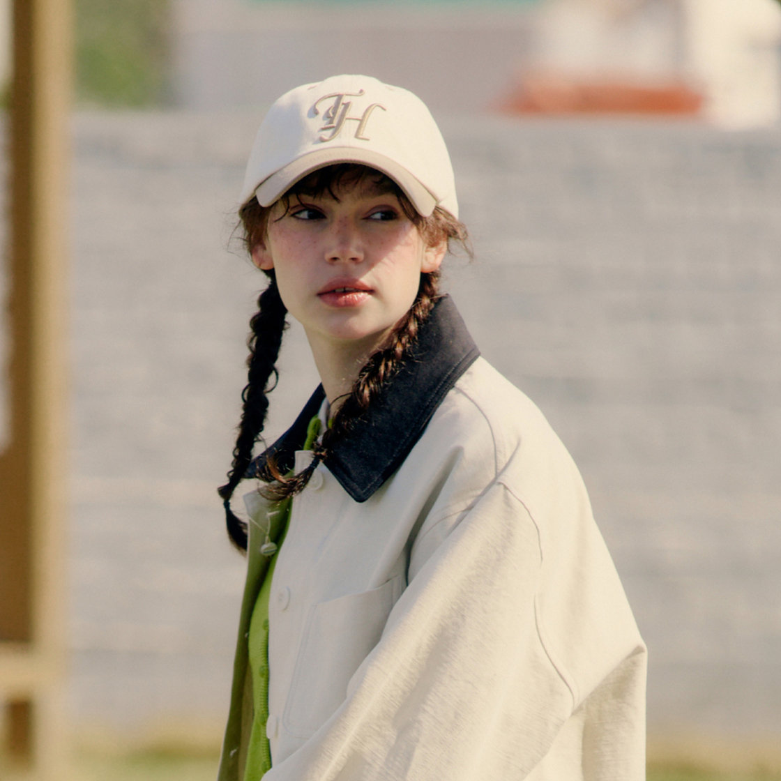 트래픽하모니 TH 로고 로우핏 볼캡 아이보리&베이지(Traffic Harmony TH Logo Low Fit Ball Cap Ivory & Beige) - 2