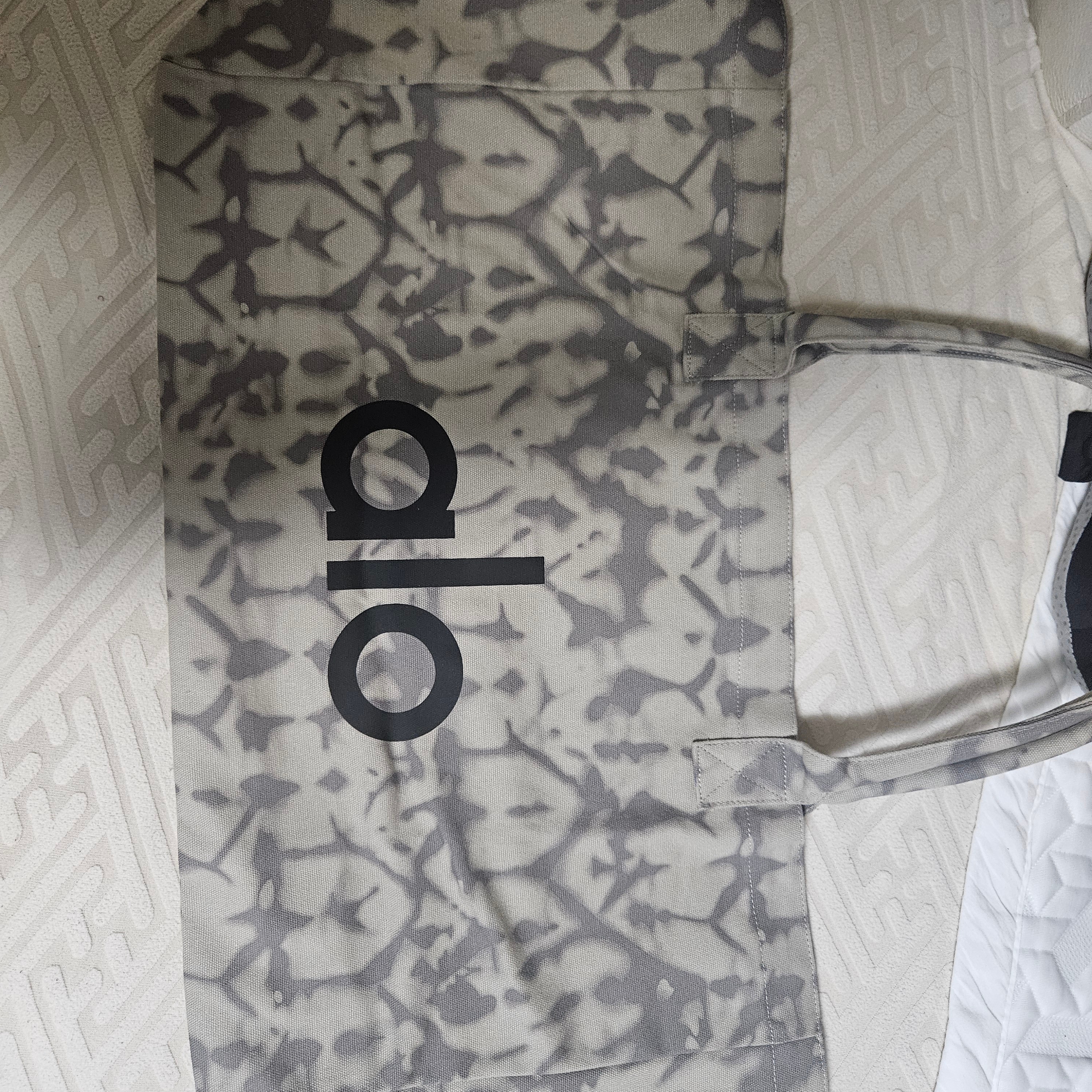 Alo Yoga Iconic Shopper Tote Bag Grey Tiedye 착용 스타일