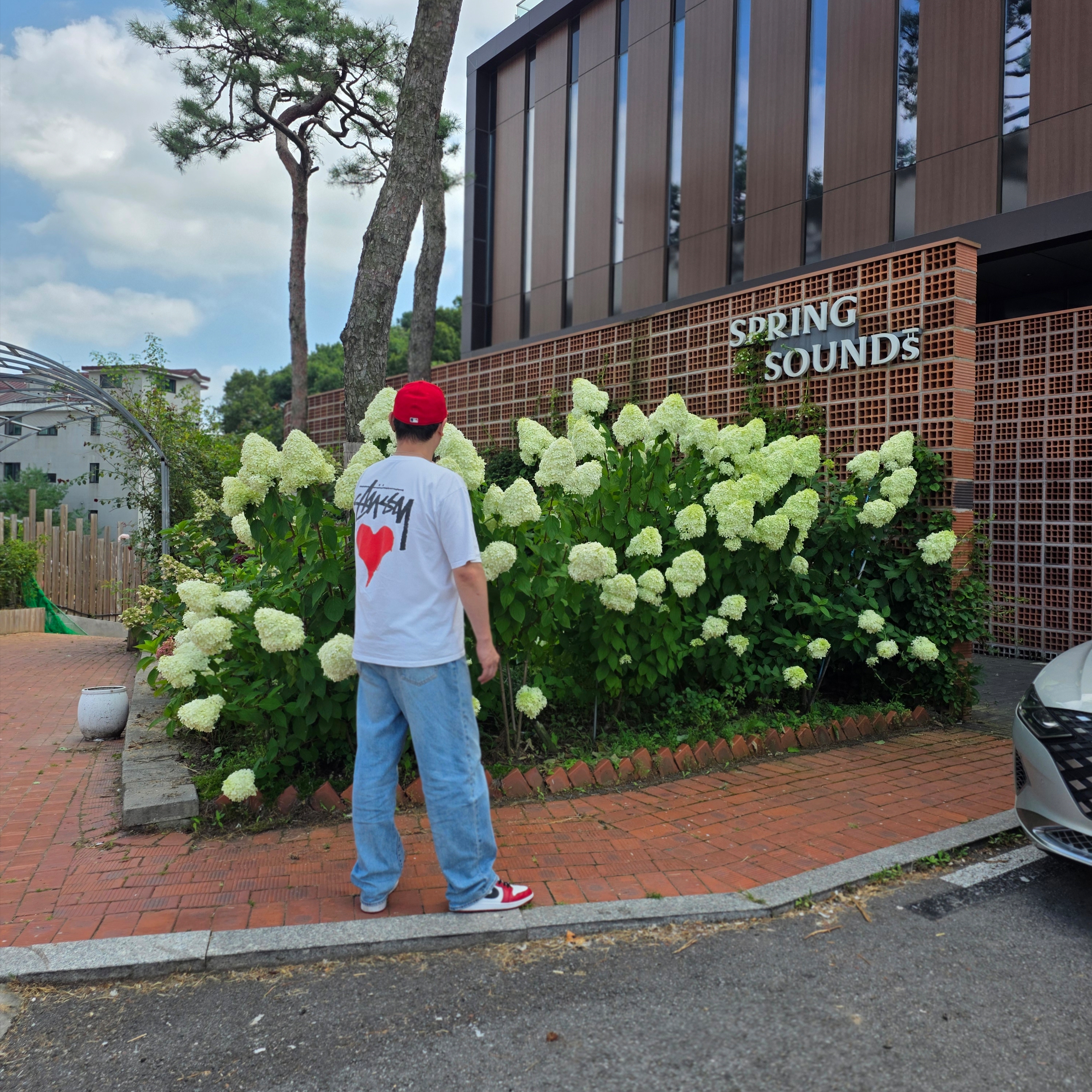 Stussy Stock Heart T-Shirt White, Levi's x Nike Baggy Jeans Light Blue 착용 스타일