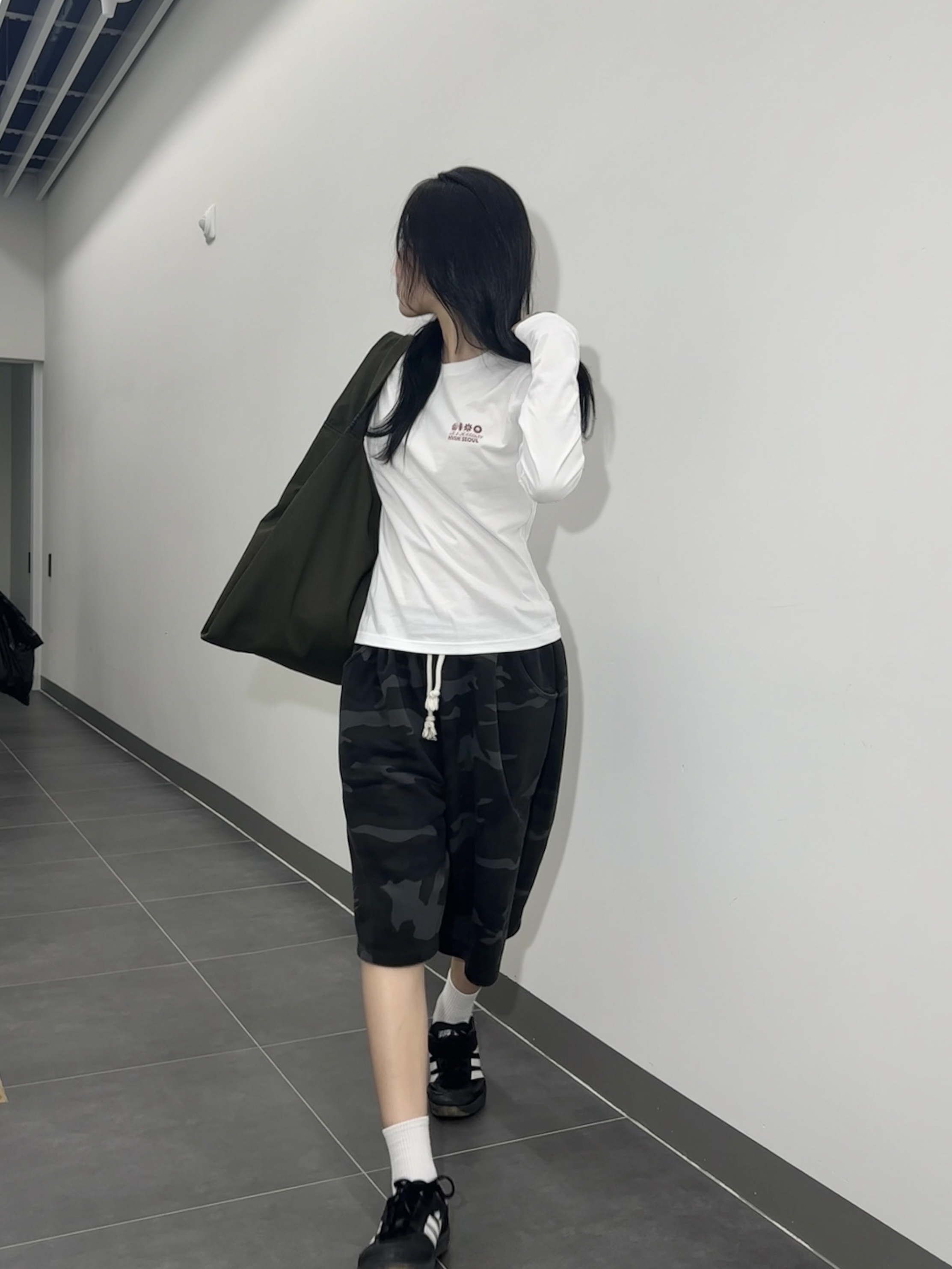 AMOU Camo One Tuck Bermuda Pants Charcoal 착용 스타일 - 1