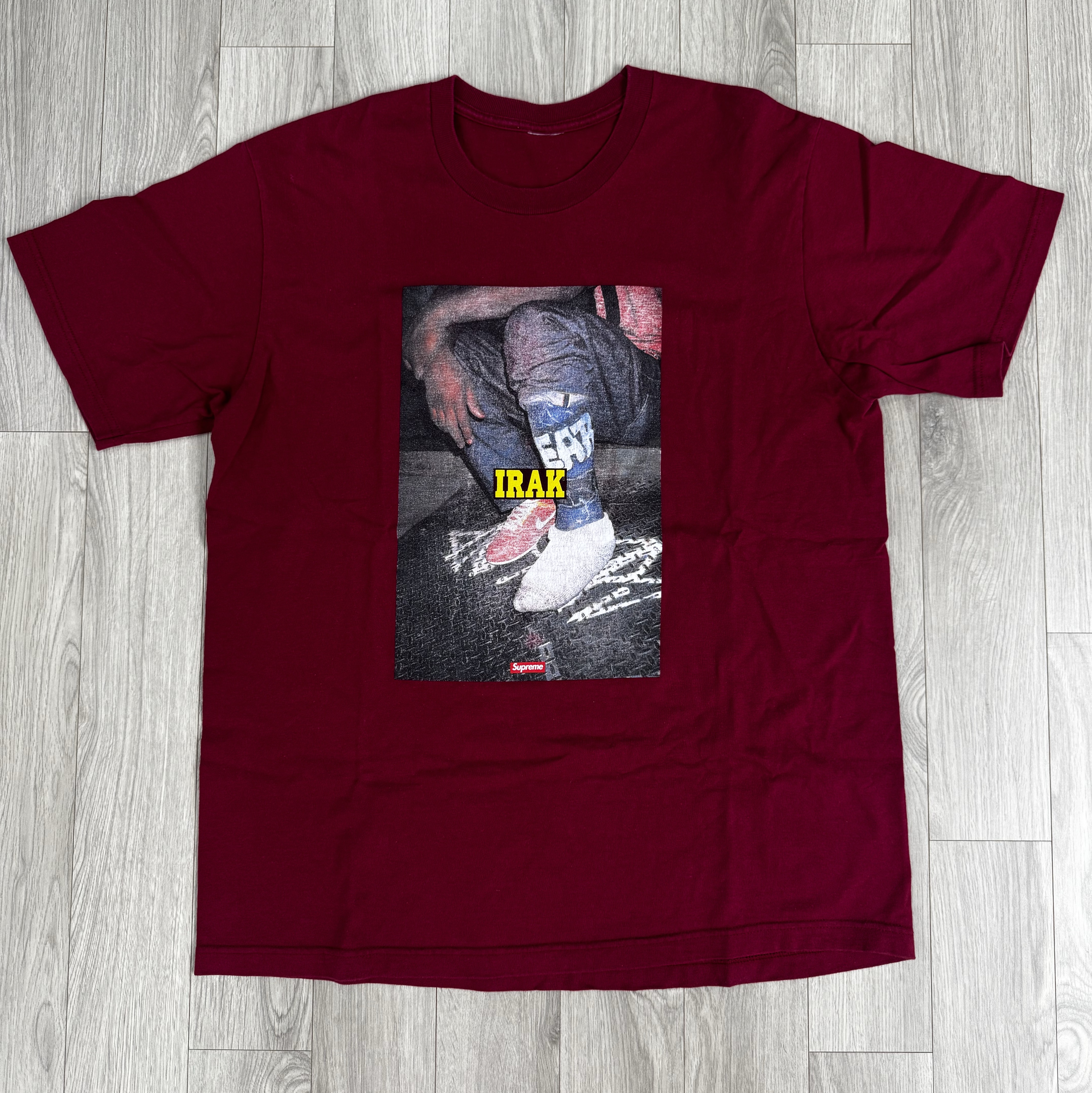 Supreme x Irak Cast T-Shirt Cardinal - 22FW 착용 스타일 - 1