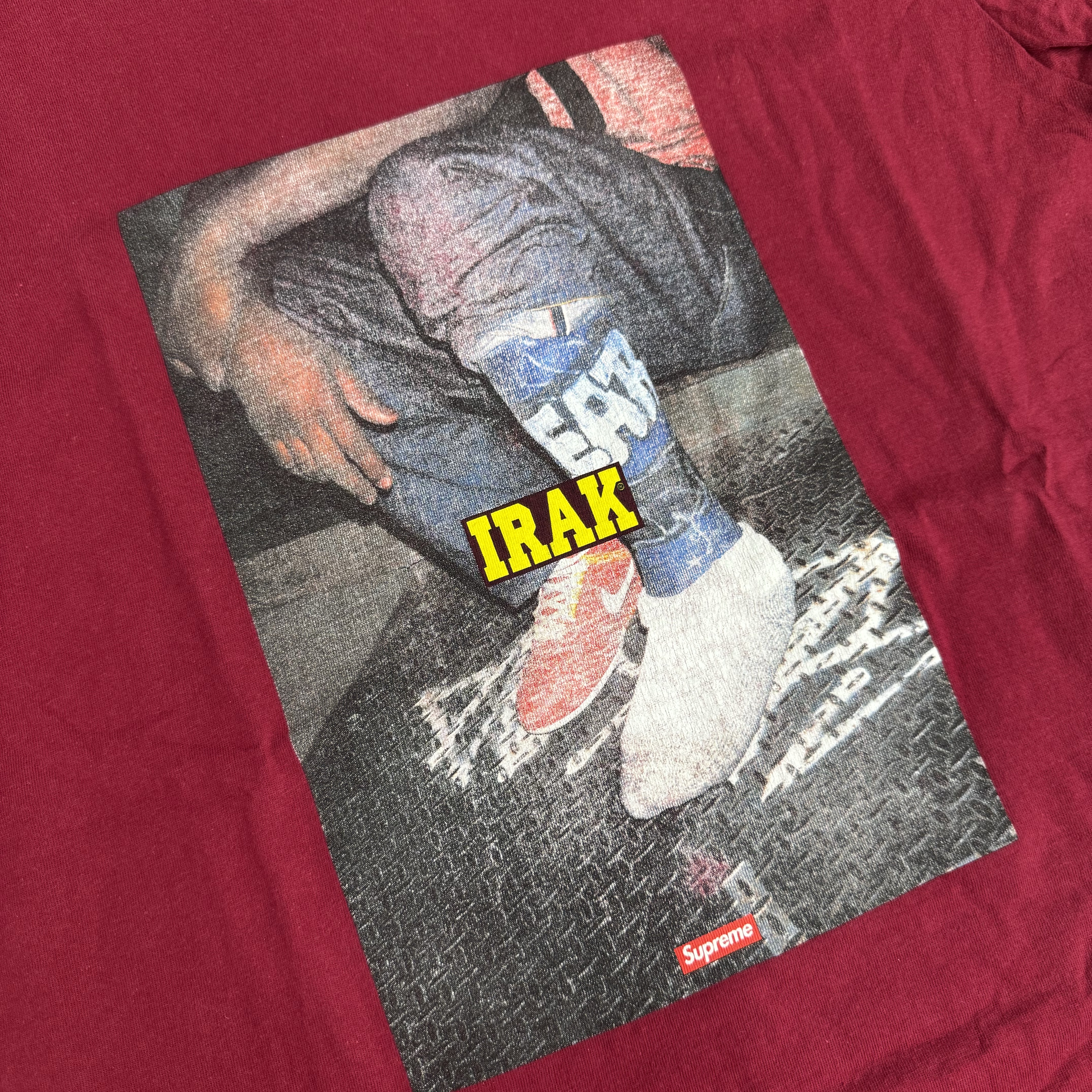 Supreme x Irak Cast T-Shirt Cardinal - 22FW 착용 스타일 - 2