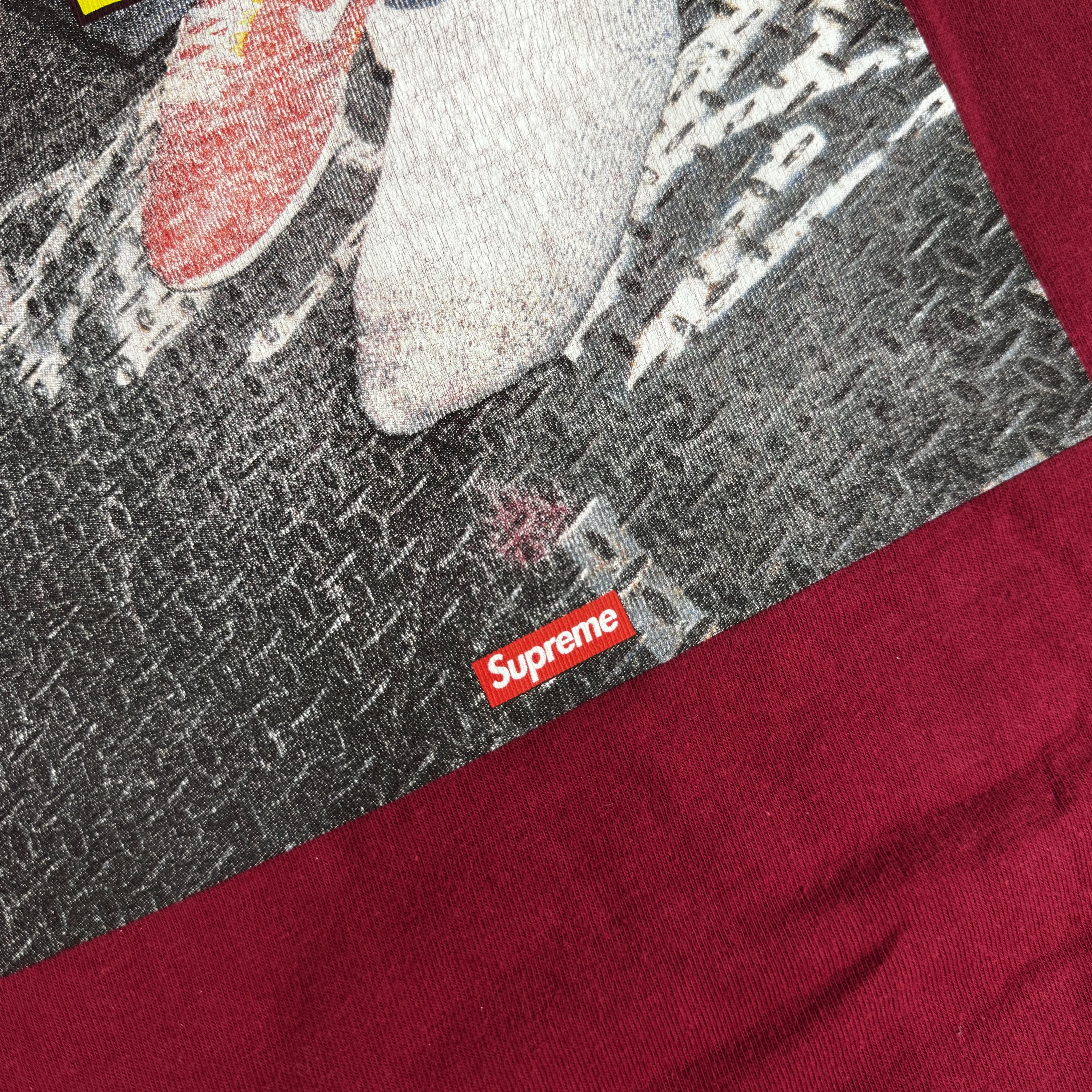 Supreme x Irak Cast T-Shirt Cardinal - 22FW 착용 스타일 - 3