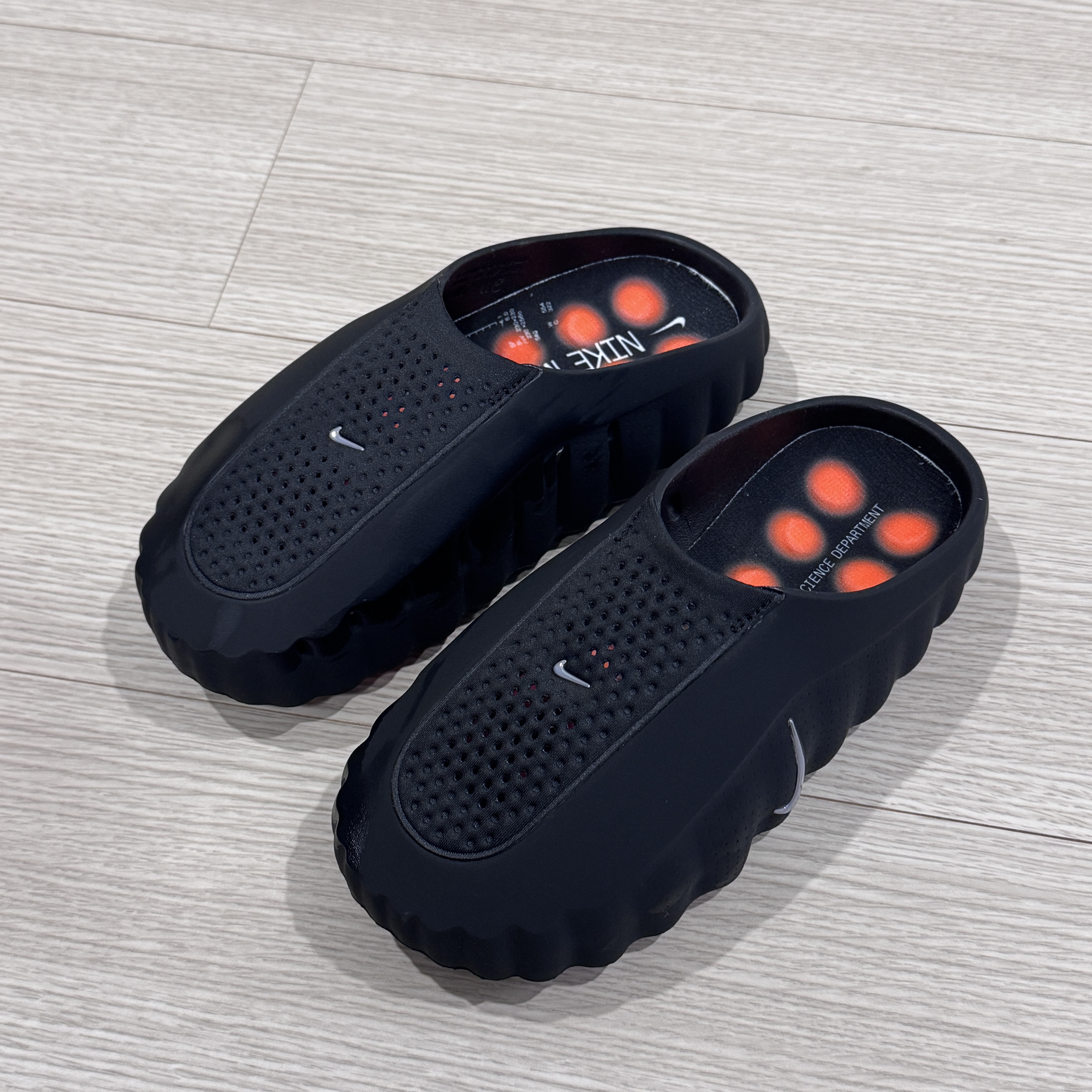 Nike Mind 001 Black Chrome 착용 스타일 - 1