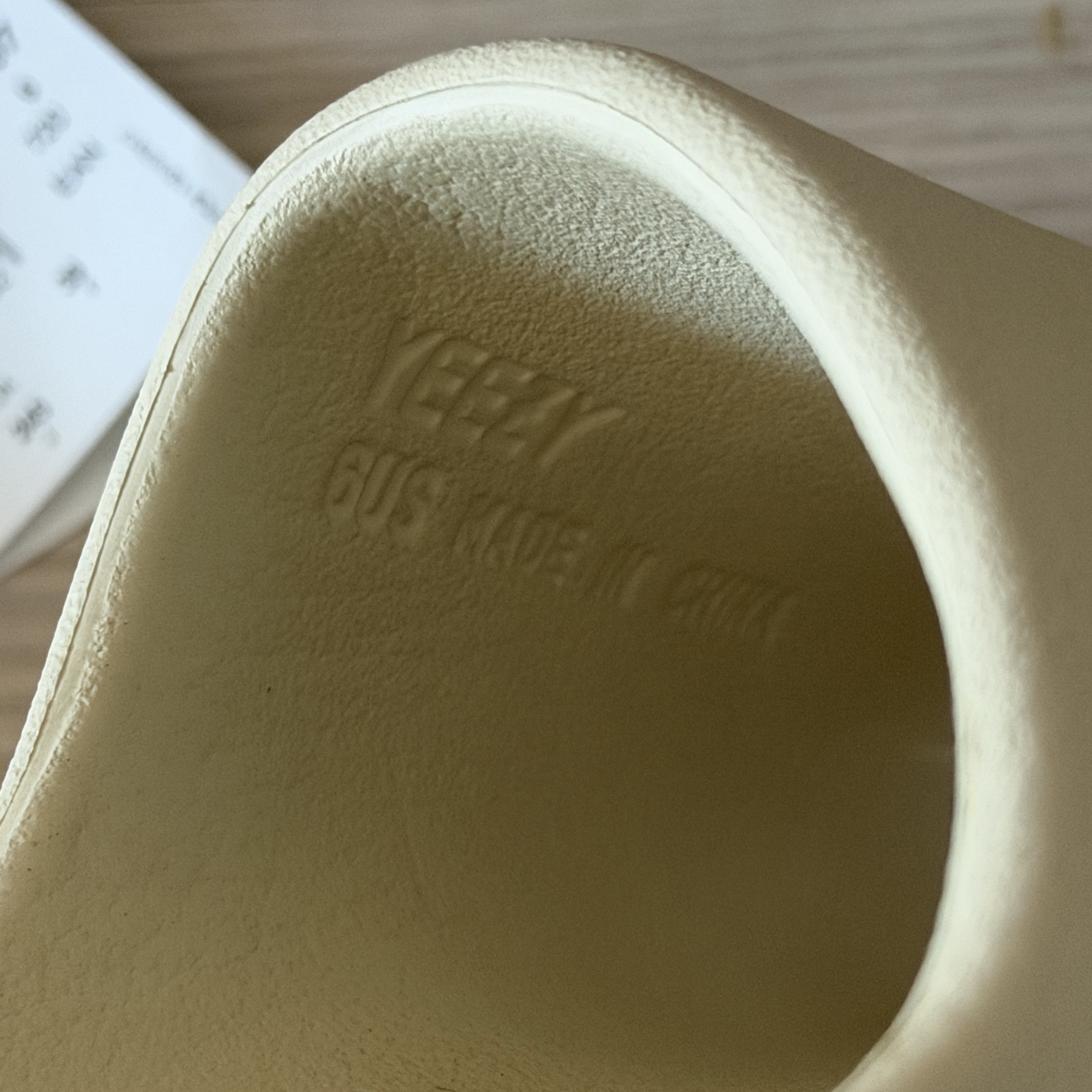 Adidas Yeezy Slide Bone 2022/2023 착용 스타일 - 3