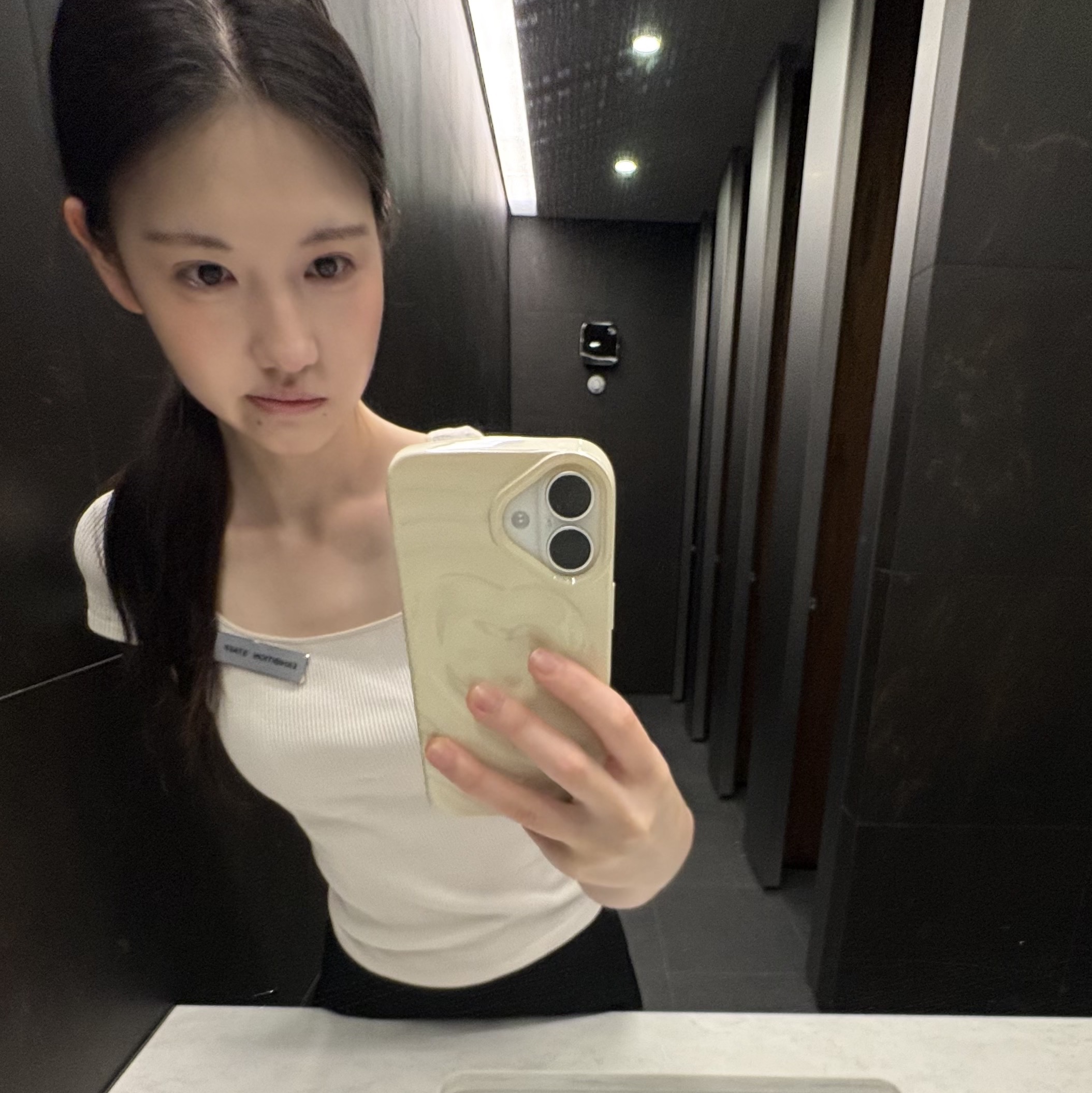 NINETEENFRIDAY 3D Heart Case - White (Iphone) 착용 스타일