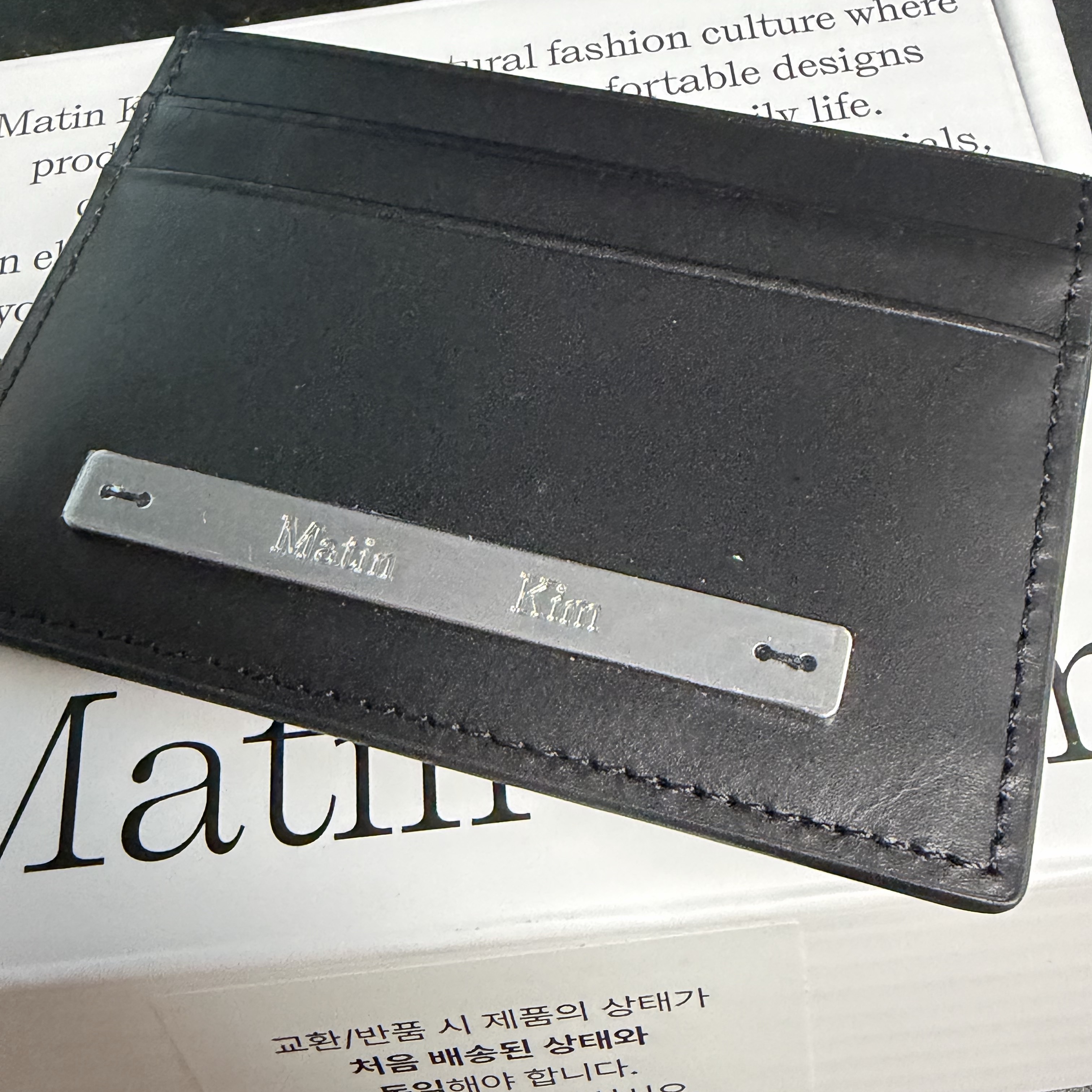 Matin Kim Vintage Card Wallet Black 착용 스타일