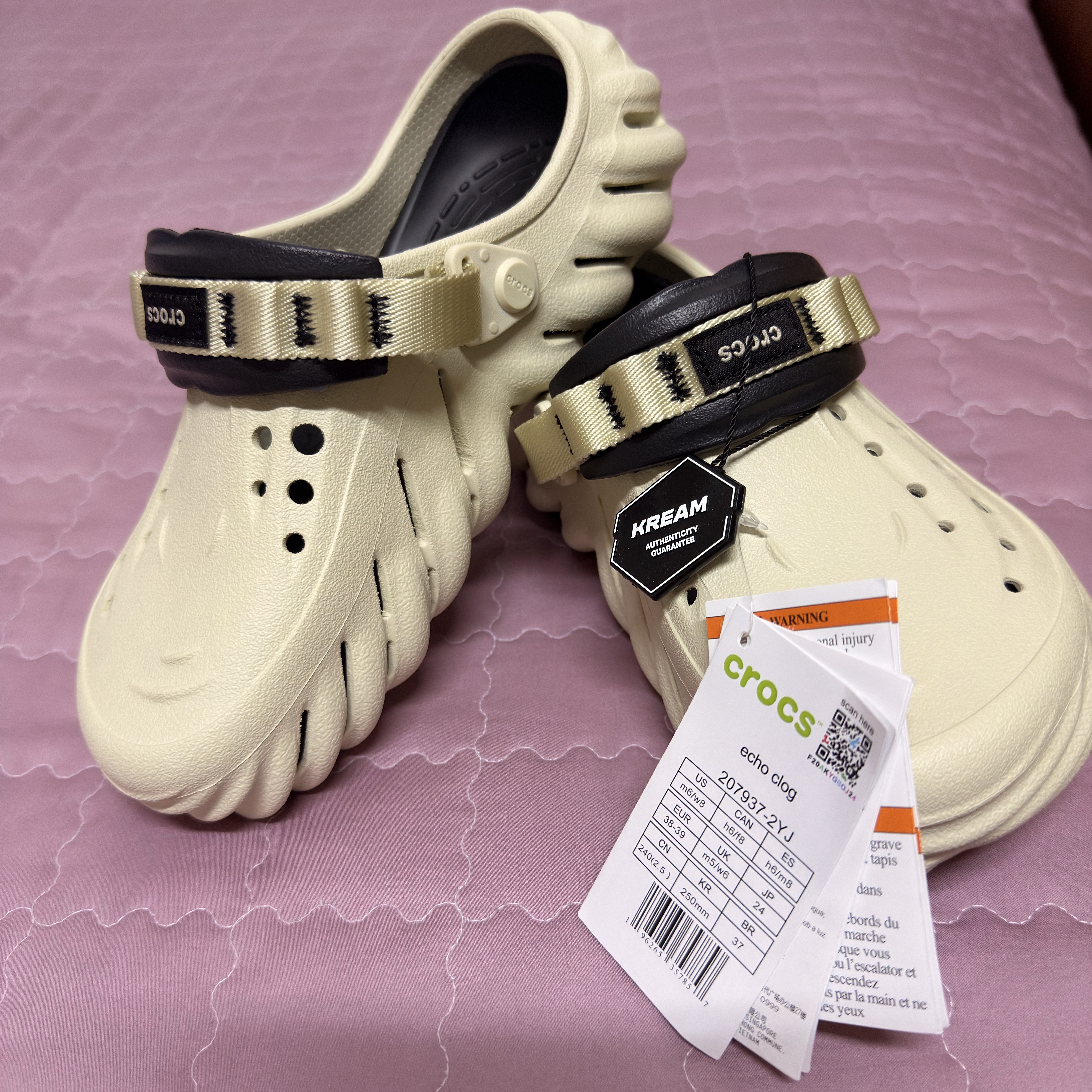 Crocs Echo Clog Bone Black 착용 스타일 - 1